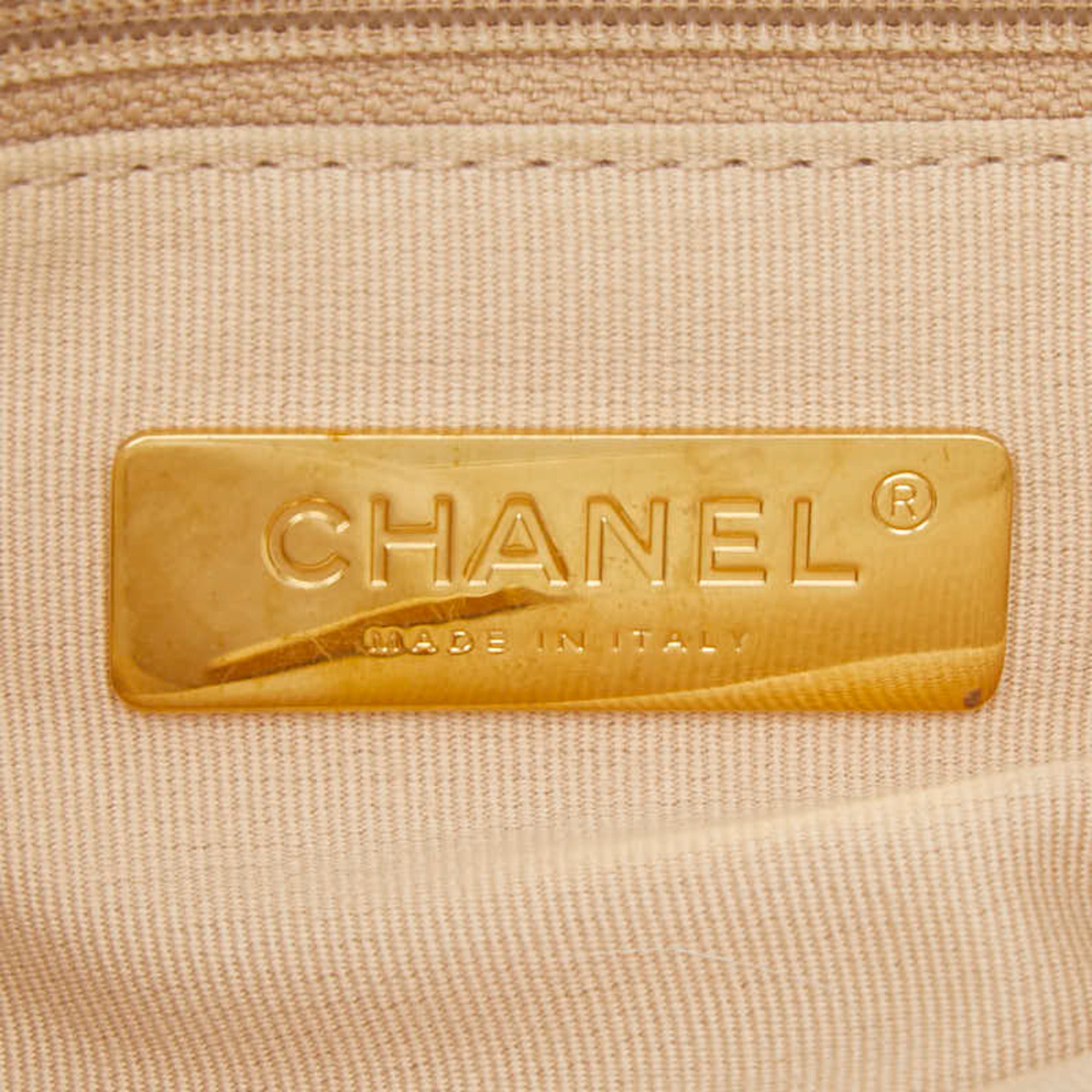 Chanel White Shoulder Bag (Pre-Owned)