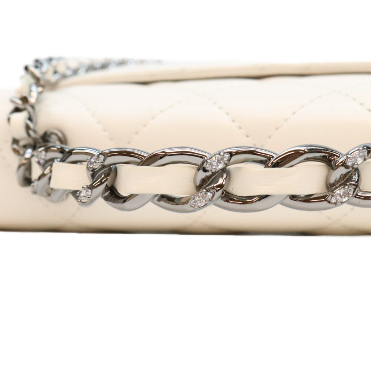 Chanel White Shoulder Bag (Pre-Owned)