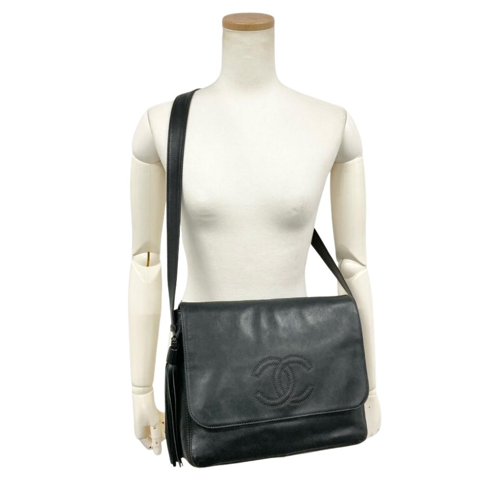 Chanel Black Leather Shoulder Bag (Pre-Owned)