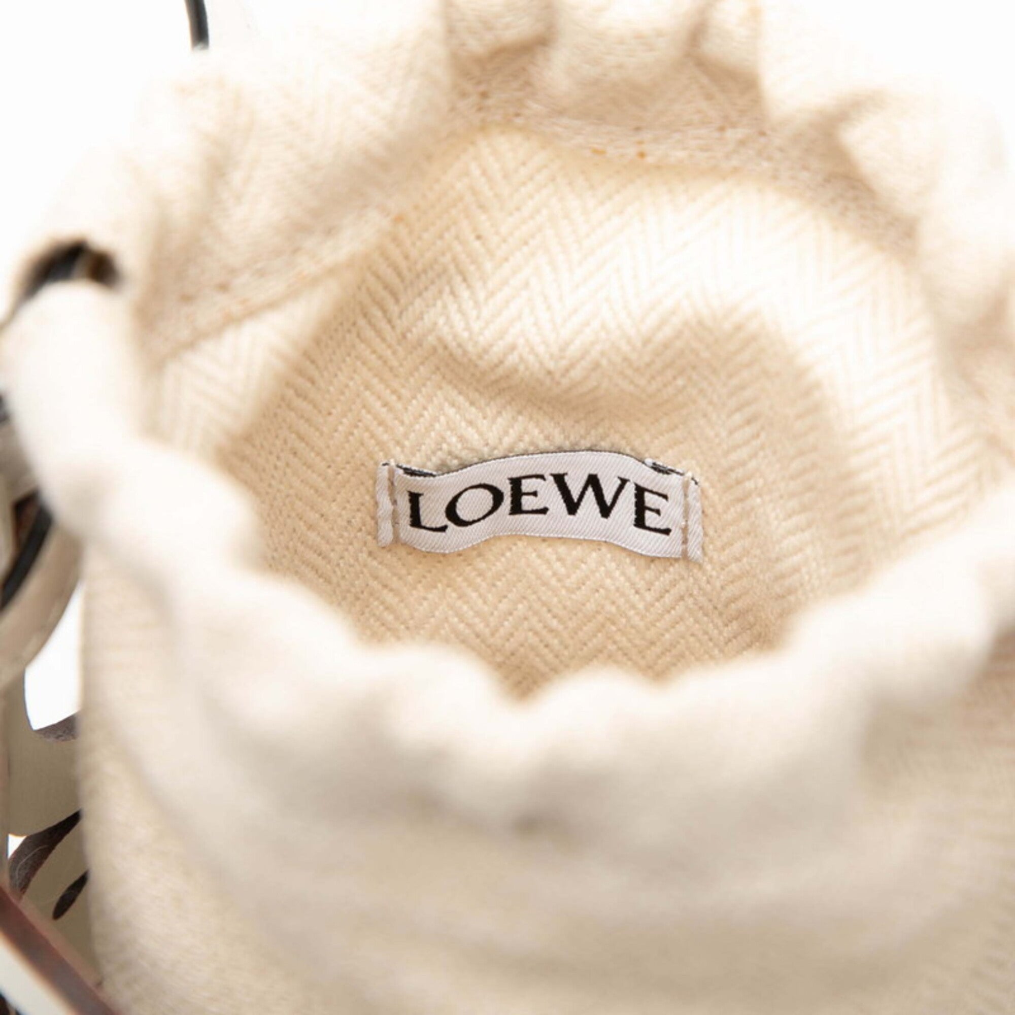 Loewe White Leather Canvas Shoulder Bag (Pre-Owned)