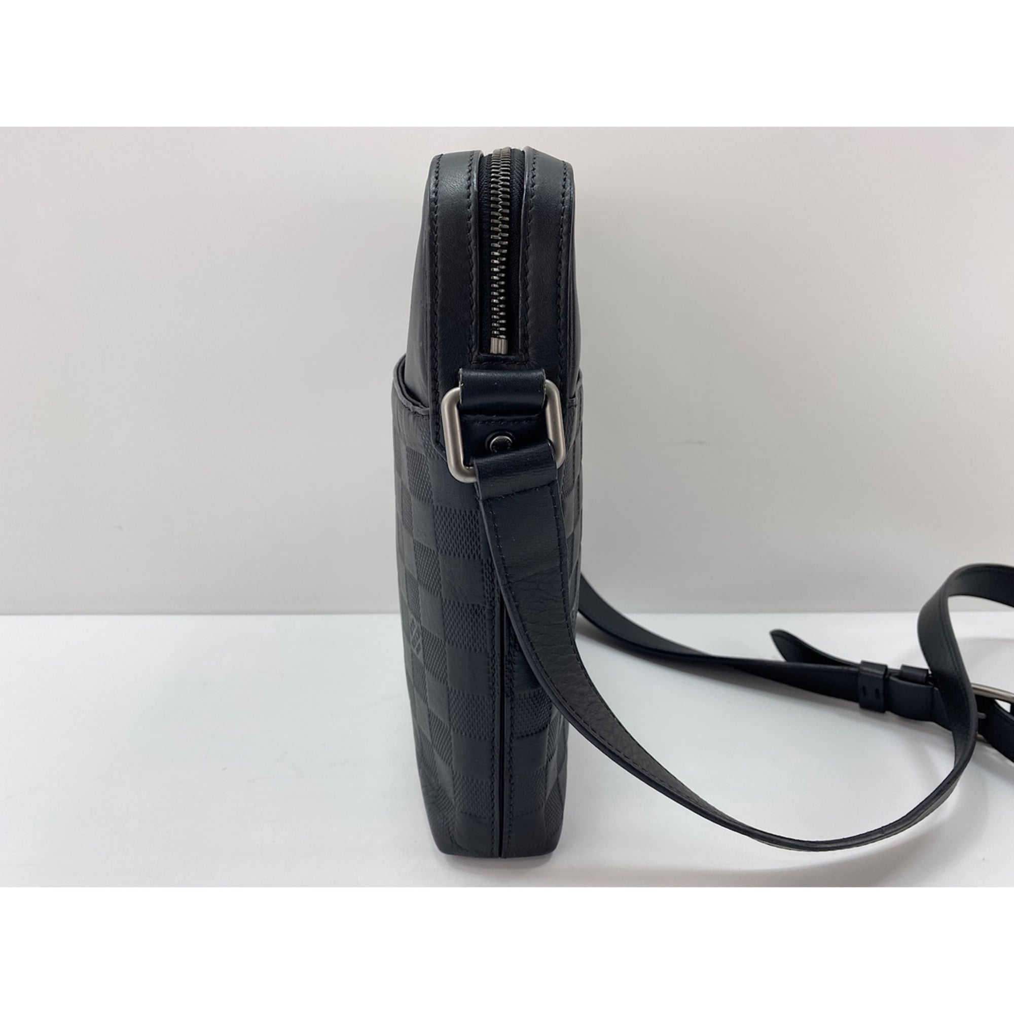Louis Vuitton Black Pochette Shoulder Bag (Pre-Owned)