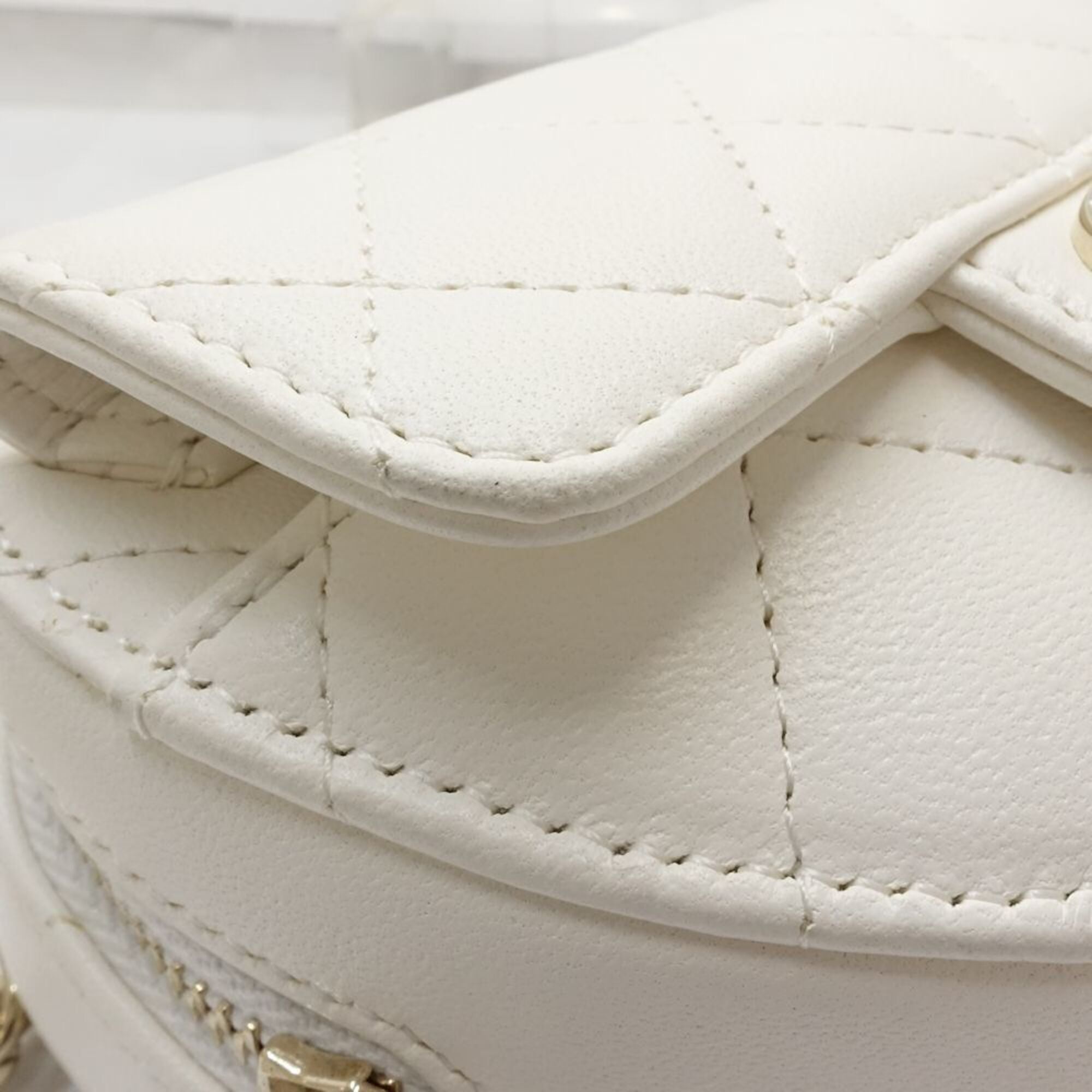 Chanel White Leather Fanny Pack Sling Bag (Pre-Owned)