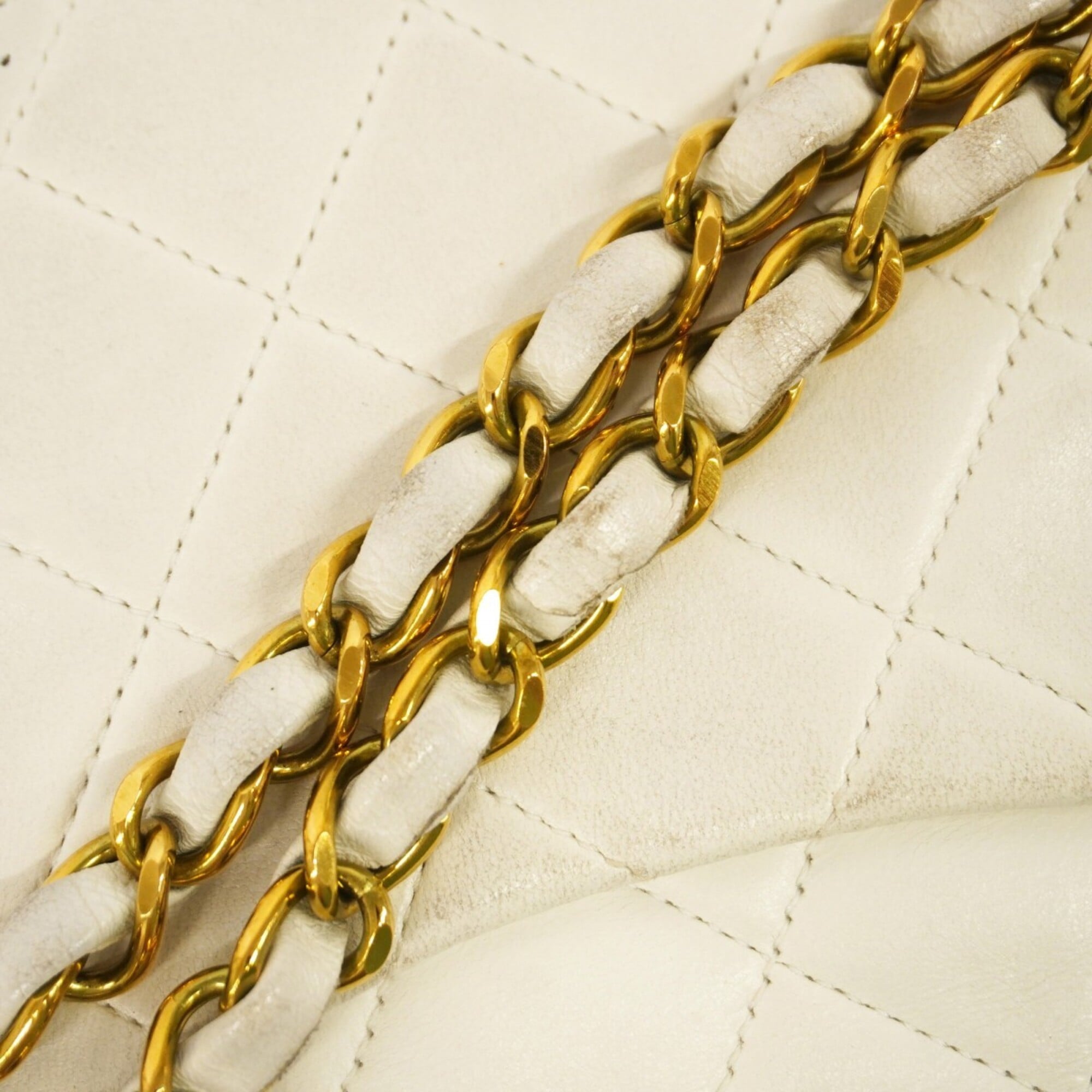 Chanel White Leather Shoulder Bag (Pre-Owned)