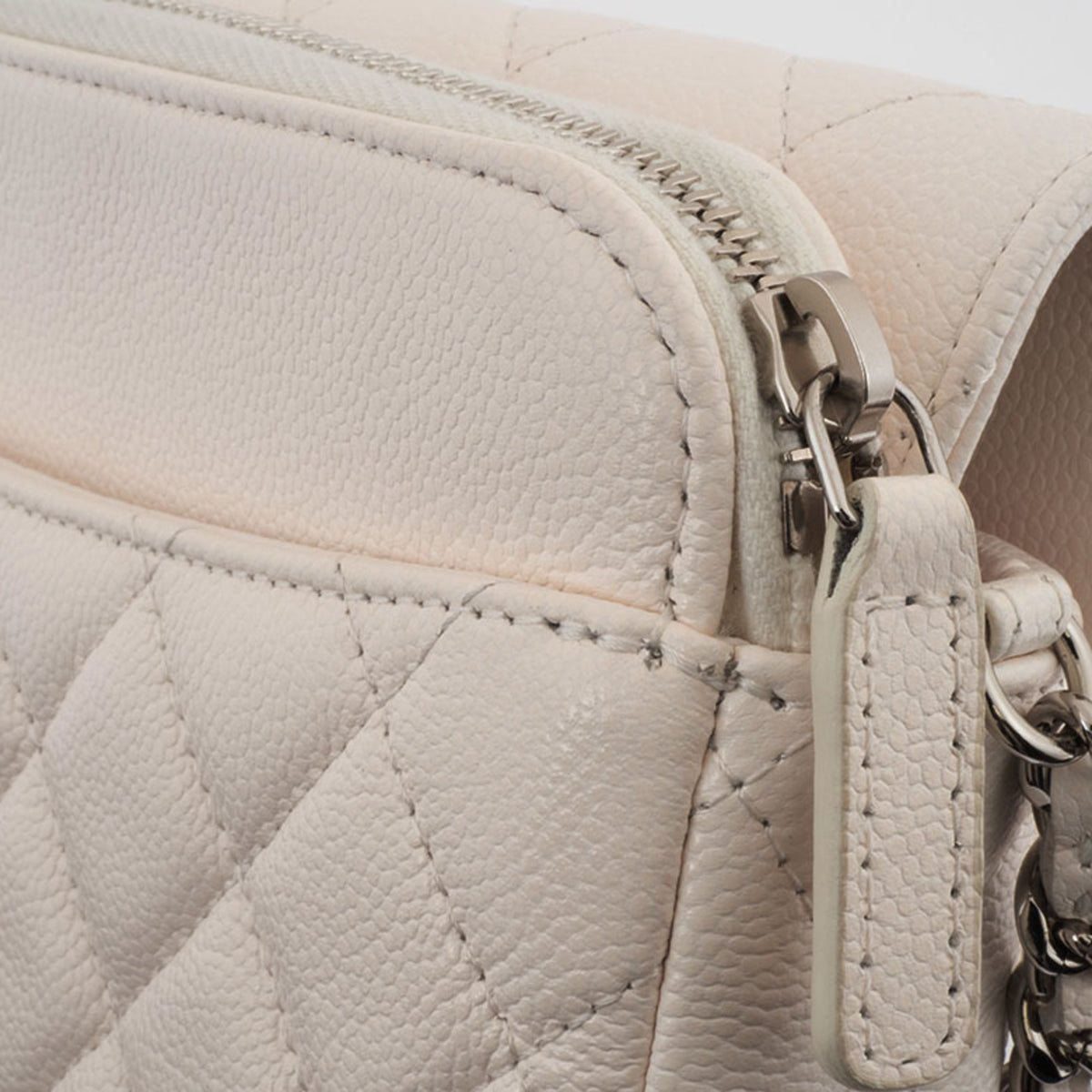 Chanel Matelasse White Caviar Leather Shoulder Bag (Pre-Owned)