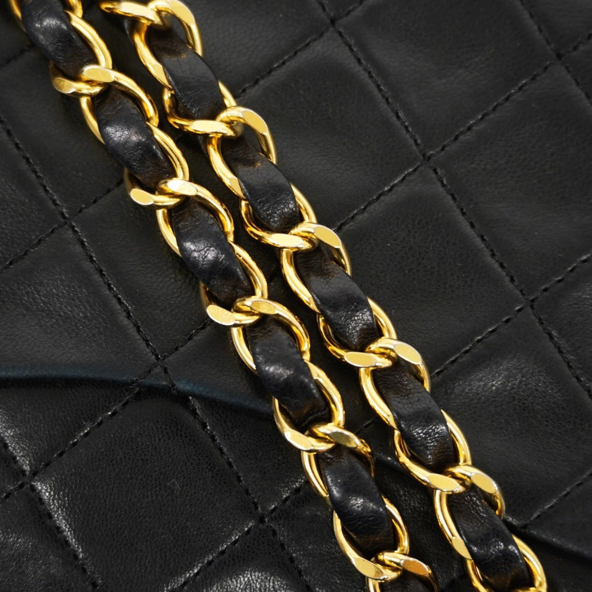 Chanel Black Leather Shoulder Bag (Pre-Owned)