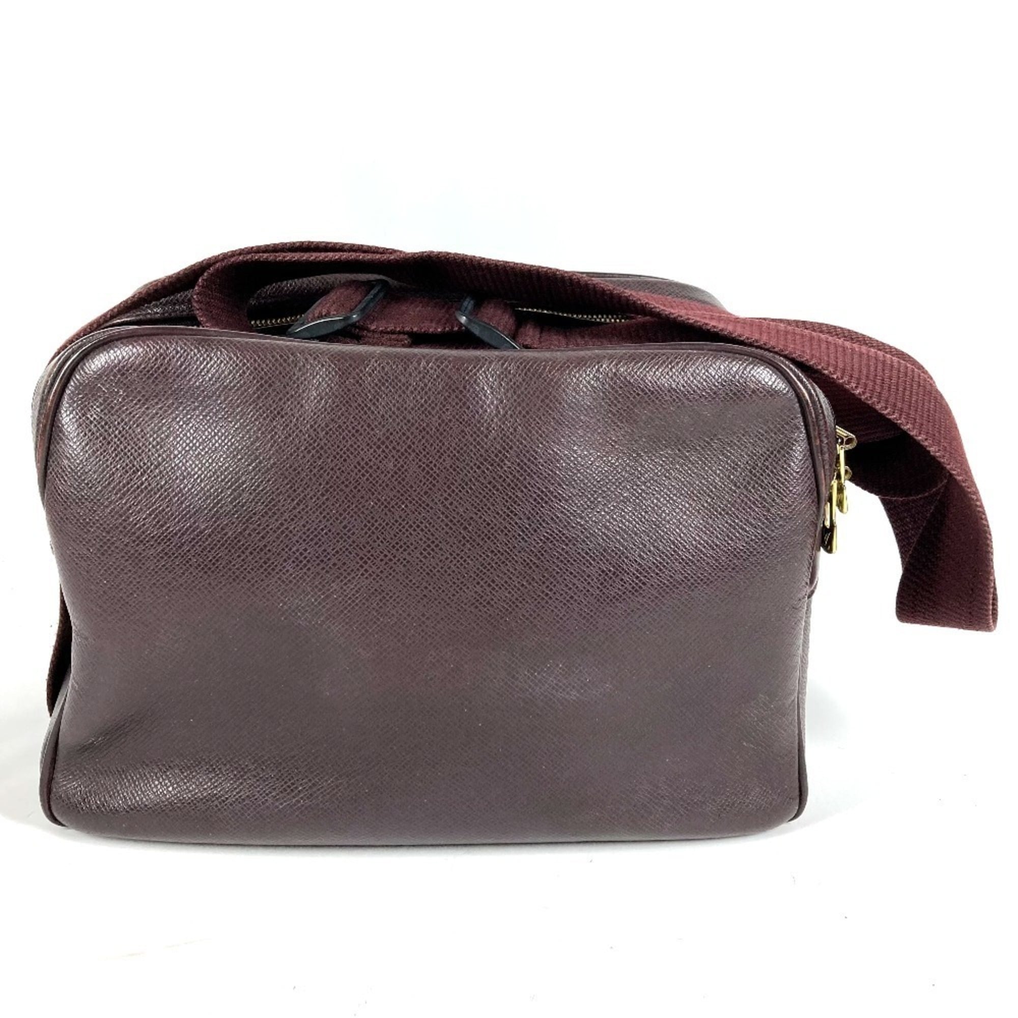 Louis Vuitton Purple Taiga Leather Shoulder Bag (Pre-Owned)