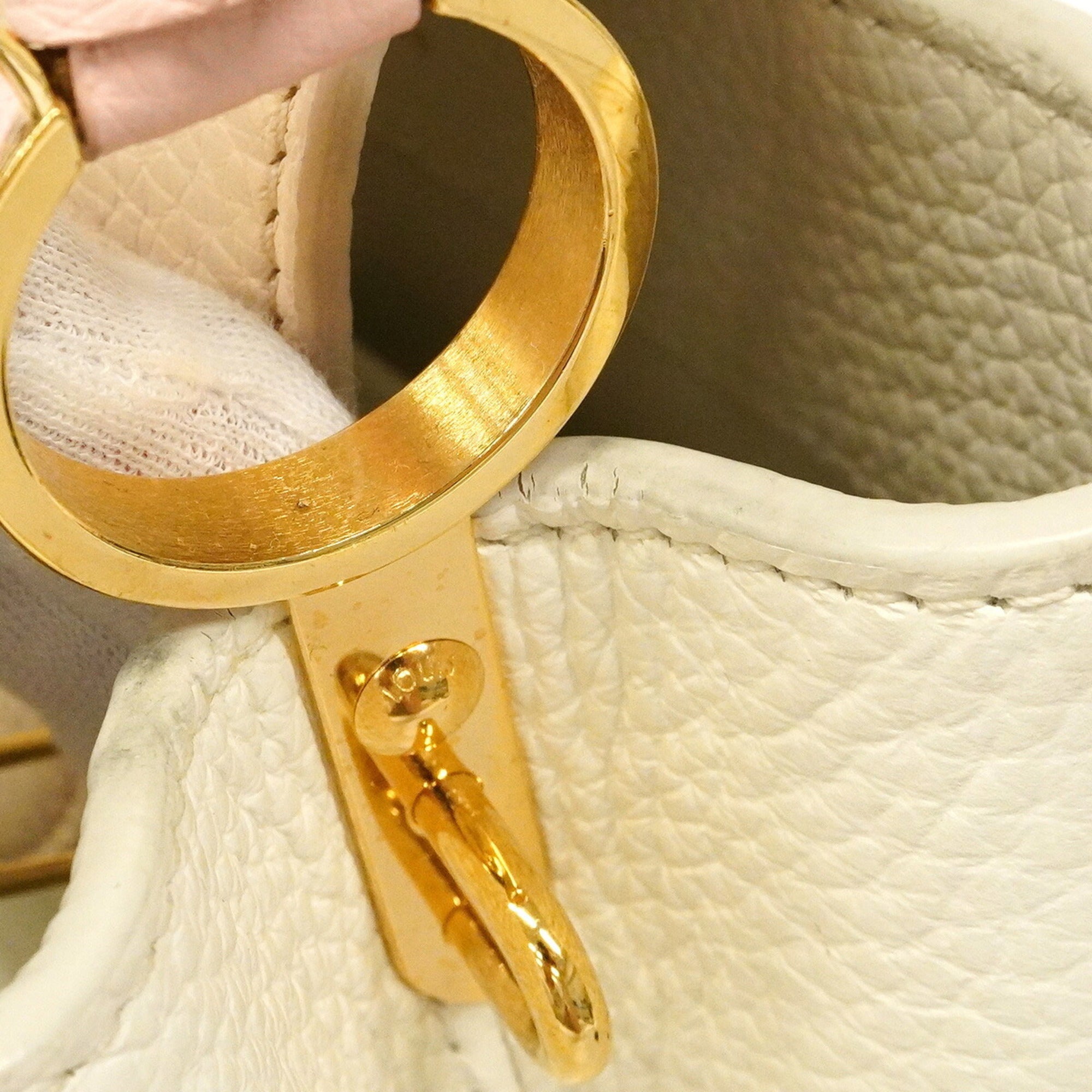 Louis Vuitton White Handbag (Pre-Owned)