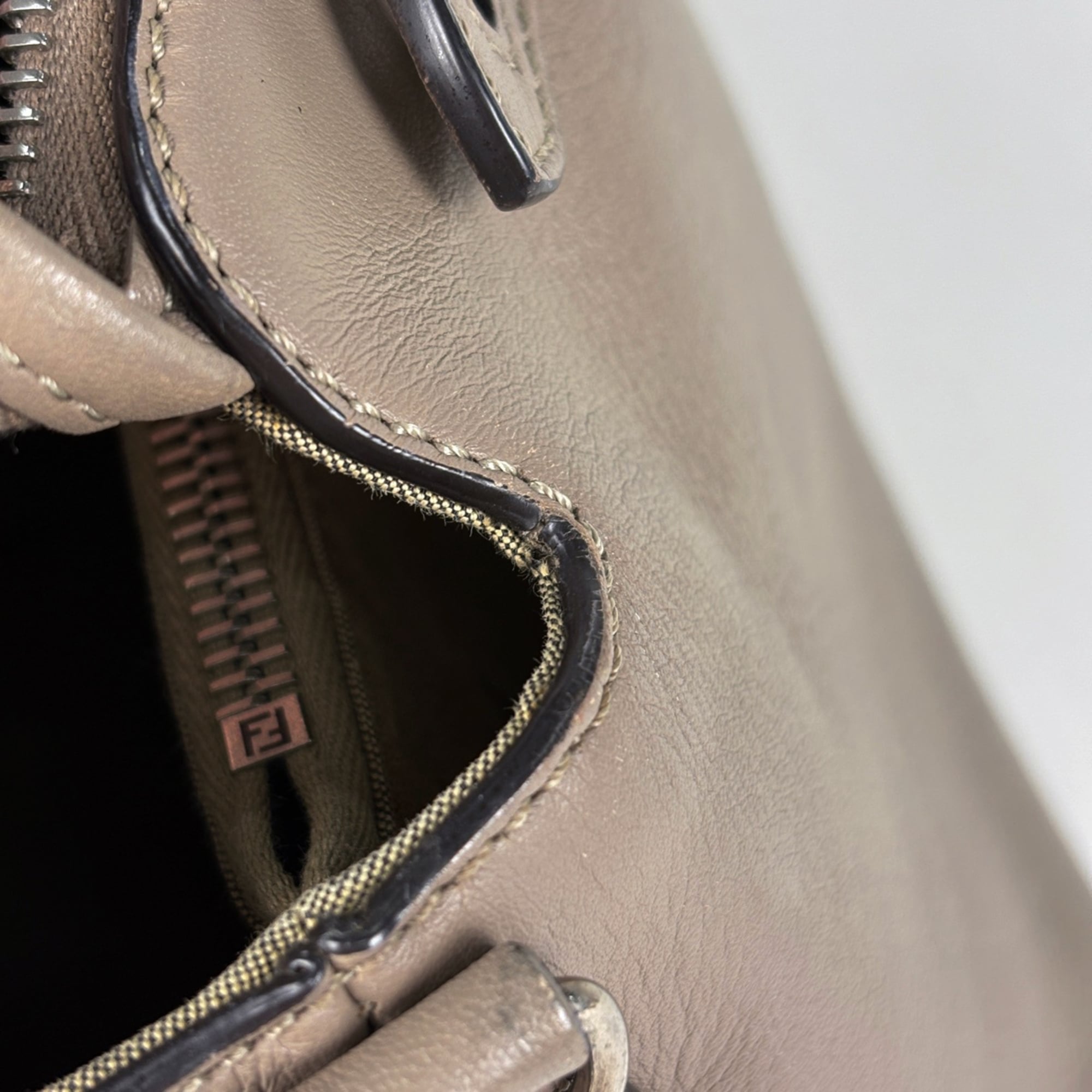 Fendi Gray Leather Handbag Shoulder Bag (Pre-Owned)