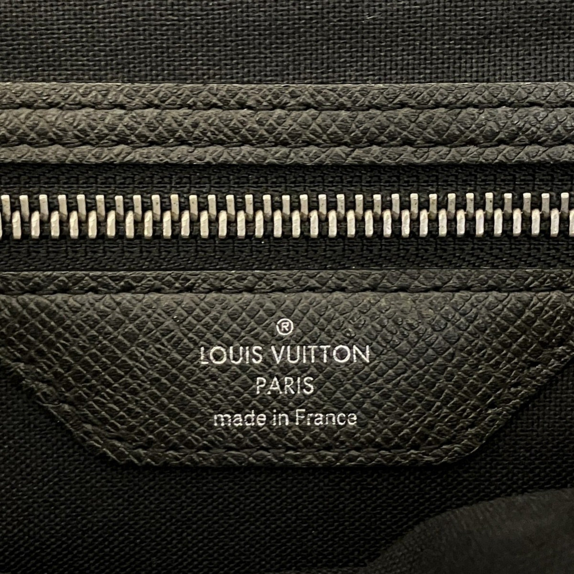 Louis Vuitton Taiga Black Leather Shoulder Bag (Pre-Owned)
