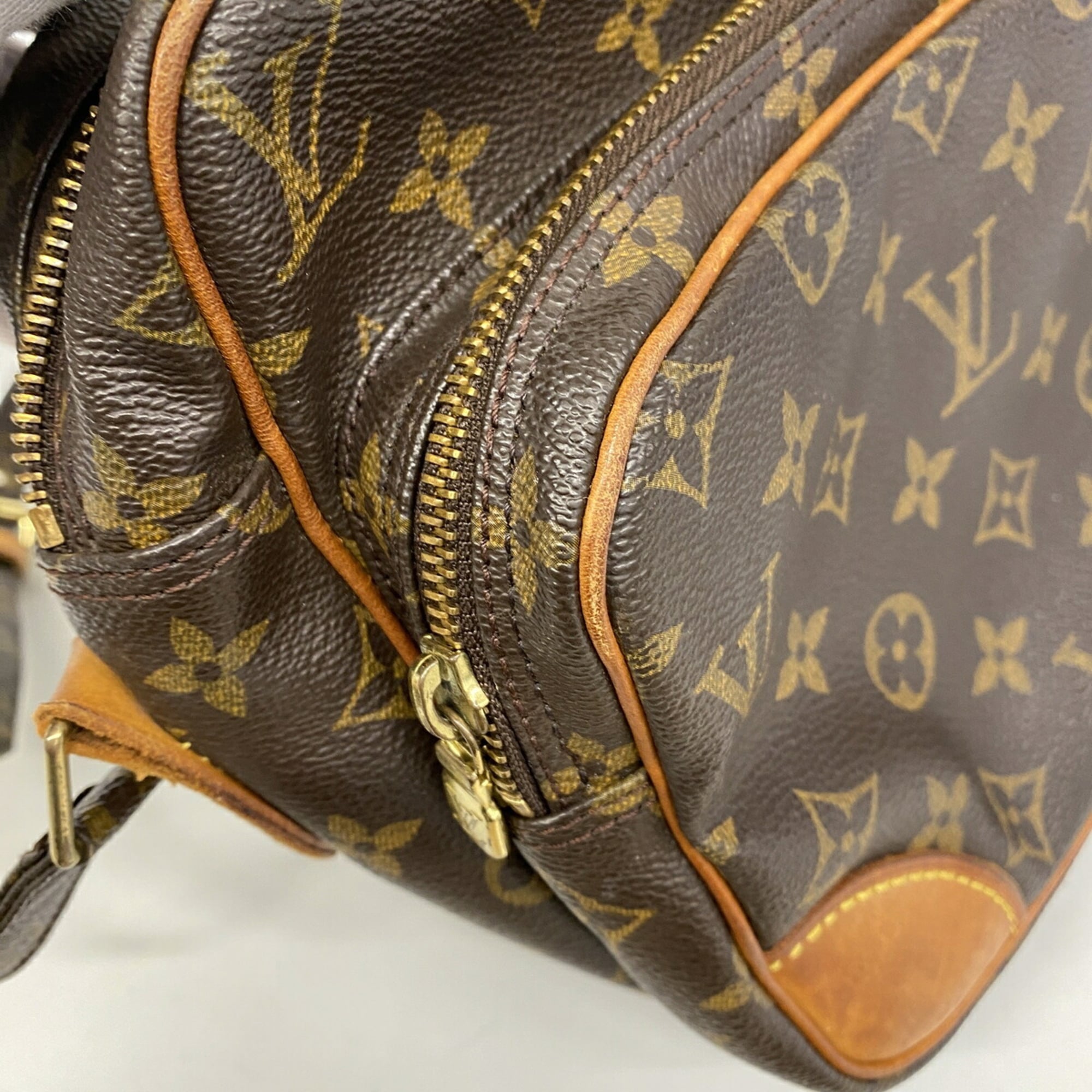 Louis Vuitton Brown Shoulder Bag (Pre-Owned)