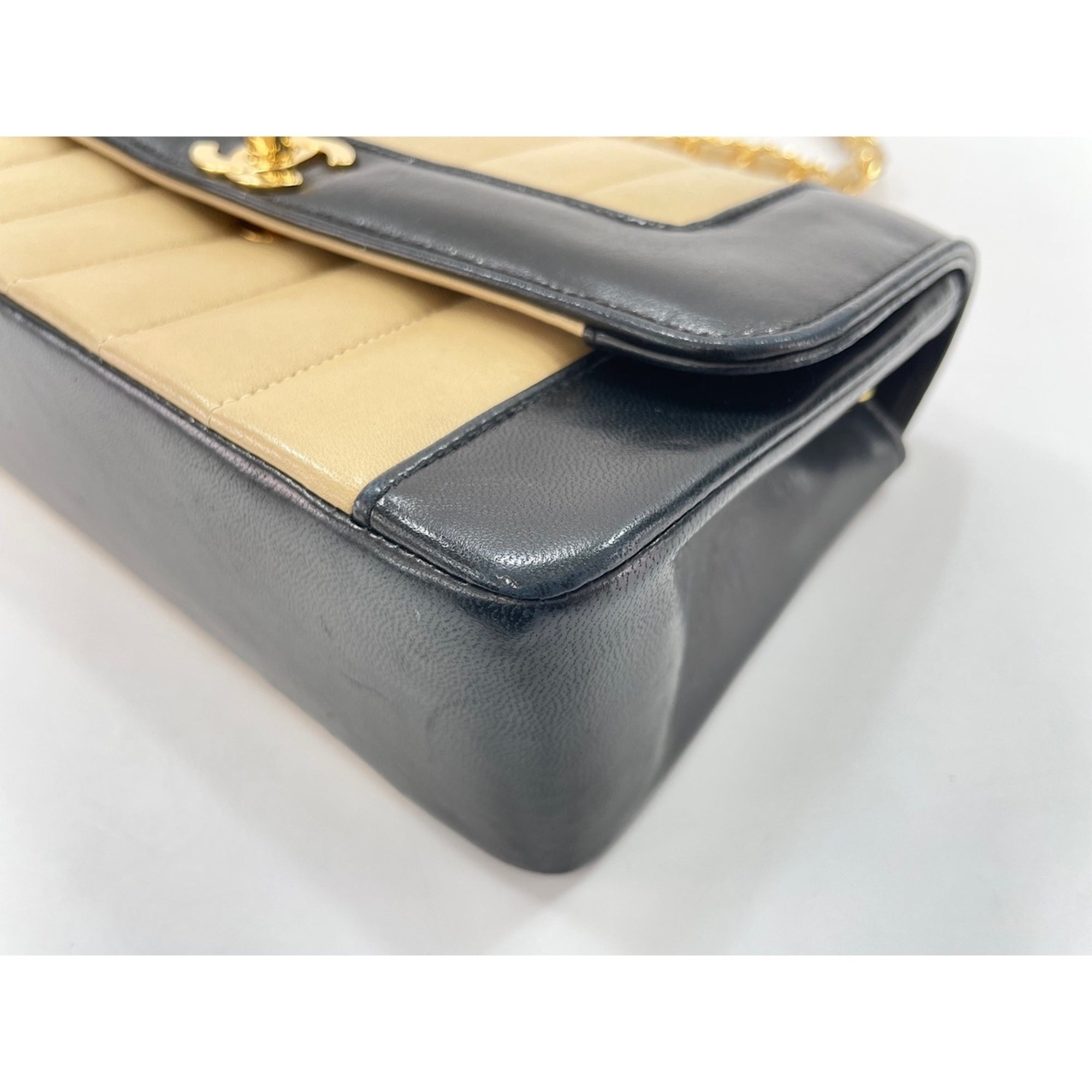 Chanel Beige Shoulder Bag (Pre-Owned)
