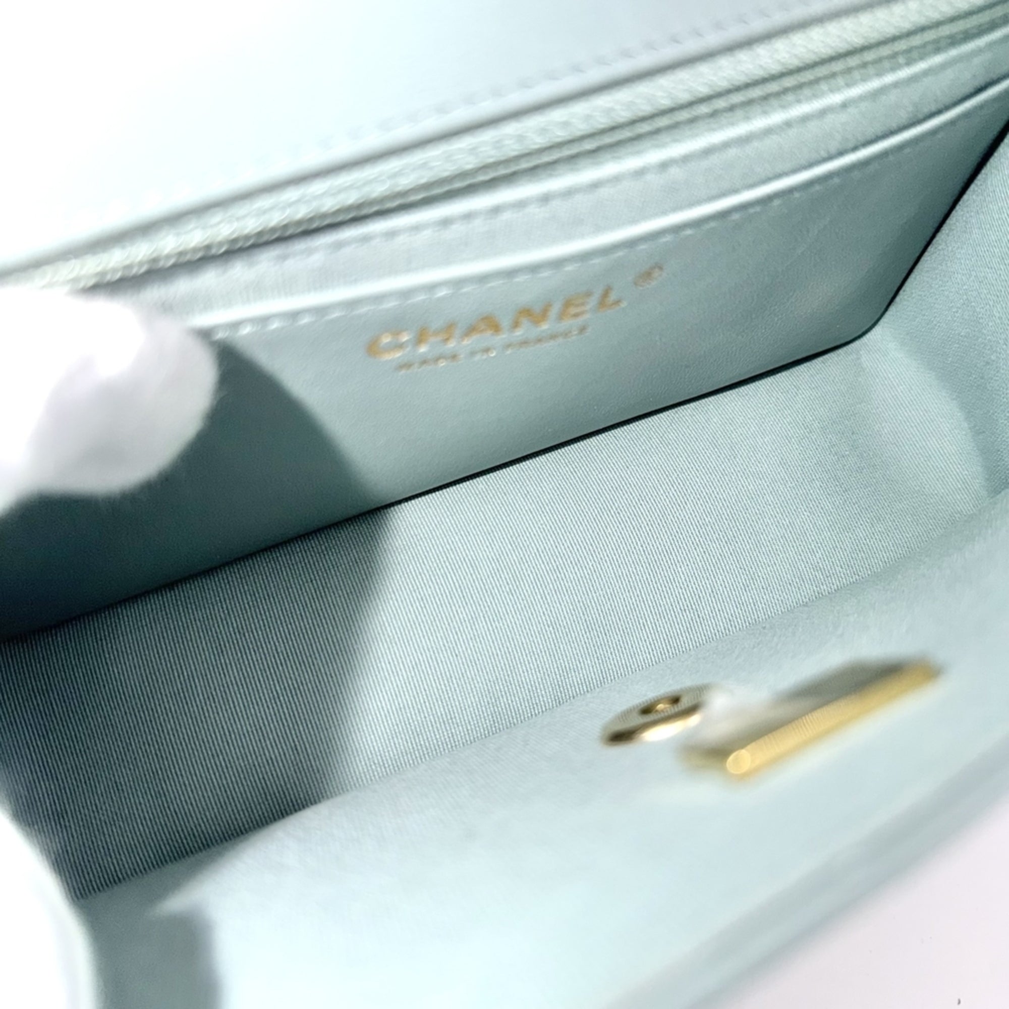 Chanel Green White Leather Shoulder Bag (Pre-Owned)