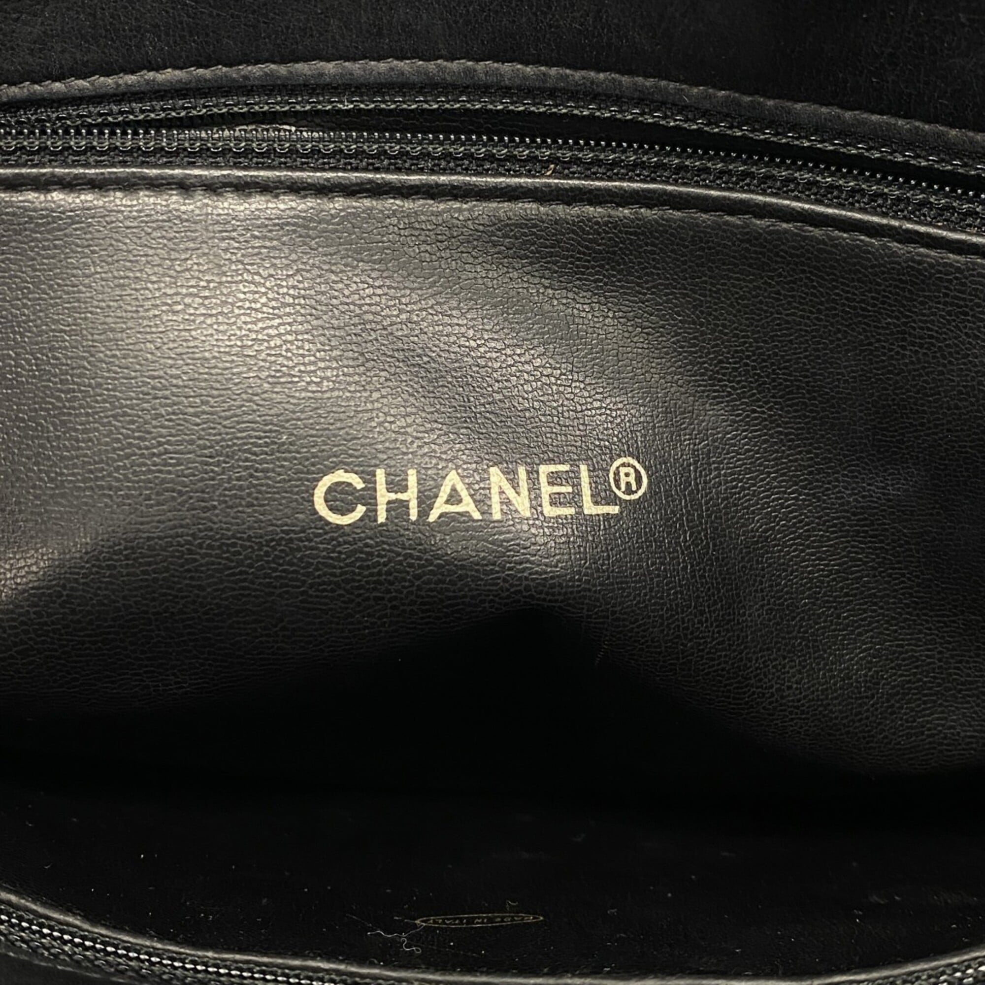 Chanel Black Leather Shoulder Bag (Pre-Owned)