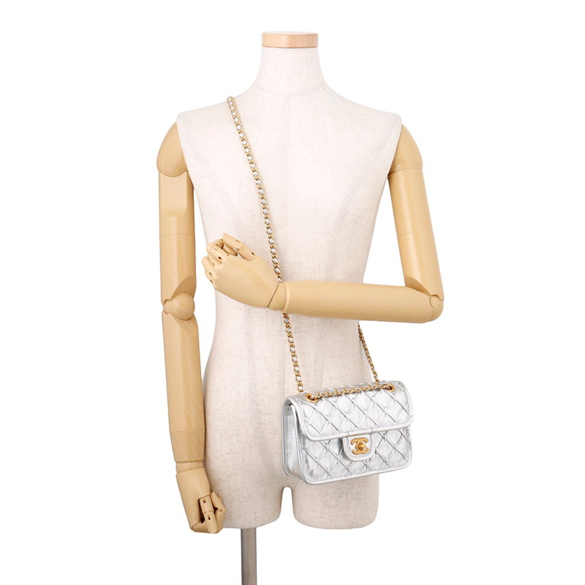 Chanel Metallic Silver Leather Handbag Shoulder Bag (Pre-Owned)