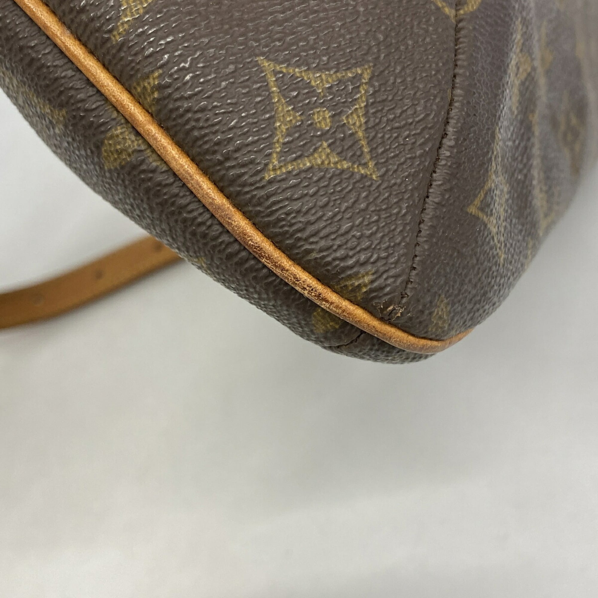 Louis Vuitton Brown Shoulder Bag (Pre-Owned)