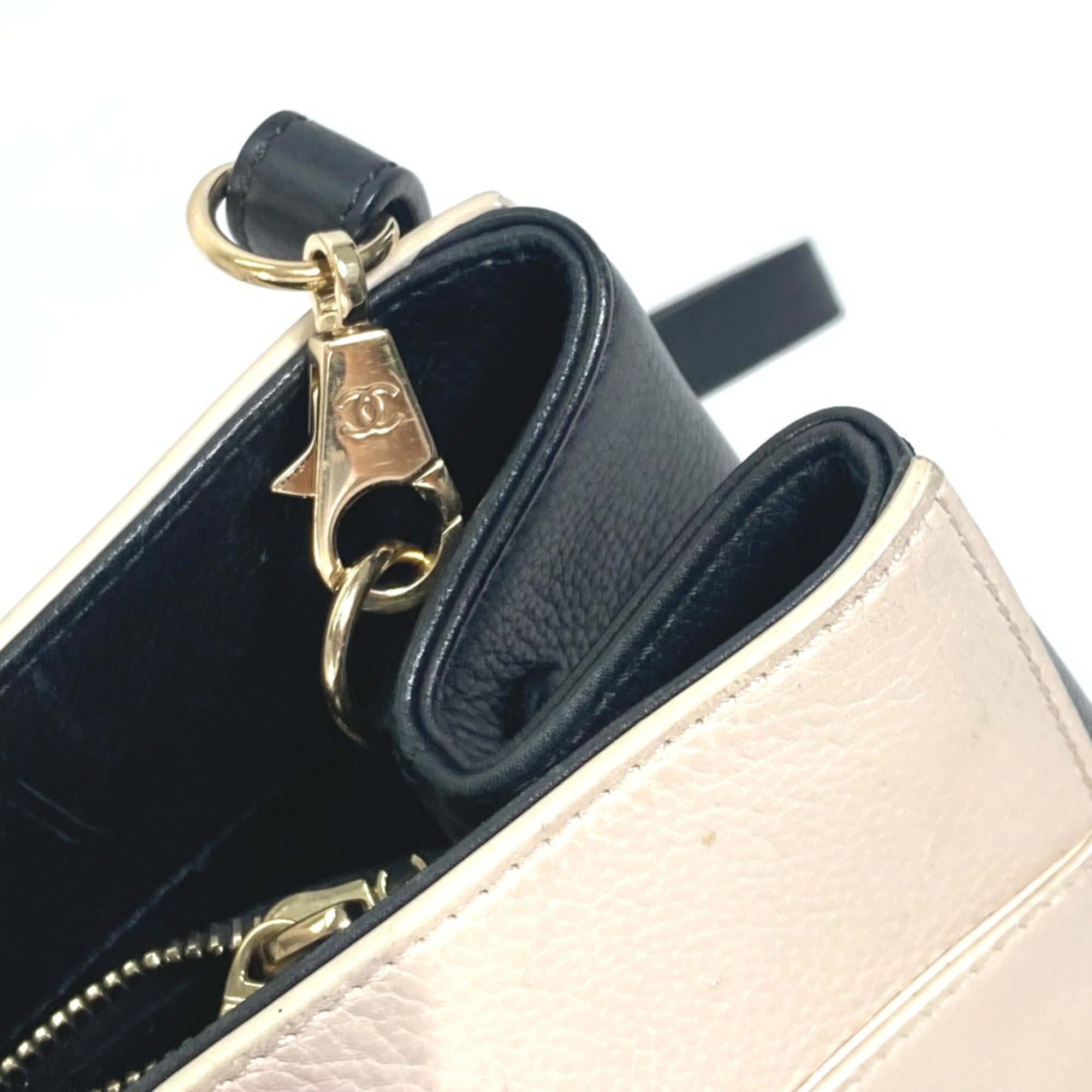 Chanel Beige Leather Handbag (Pre-Owned)