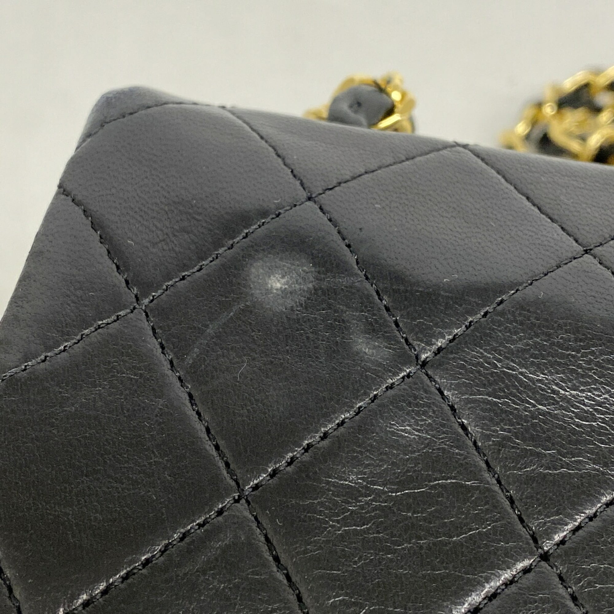 Chanel Black Leather Shoulder Bag (Pre-Owned)