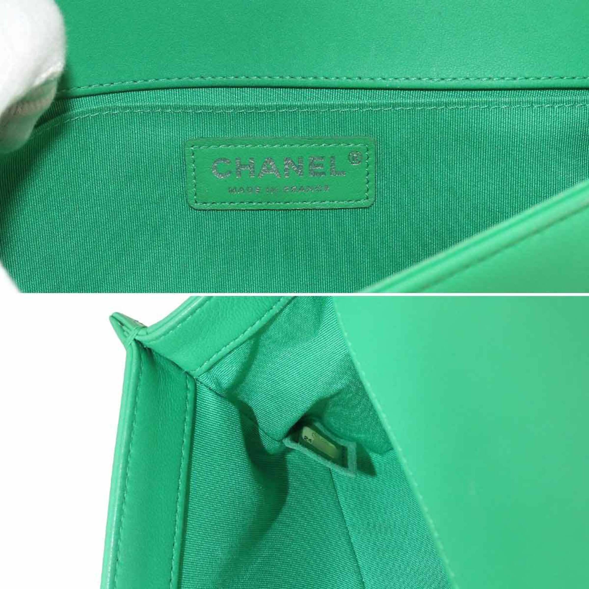 Chanel Boy Chanel Green Leather Handbag Shoulder Bag (Pre-Owned)