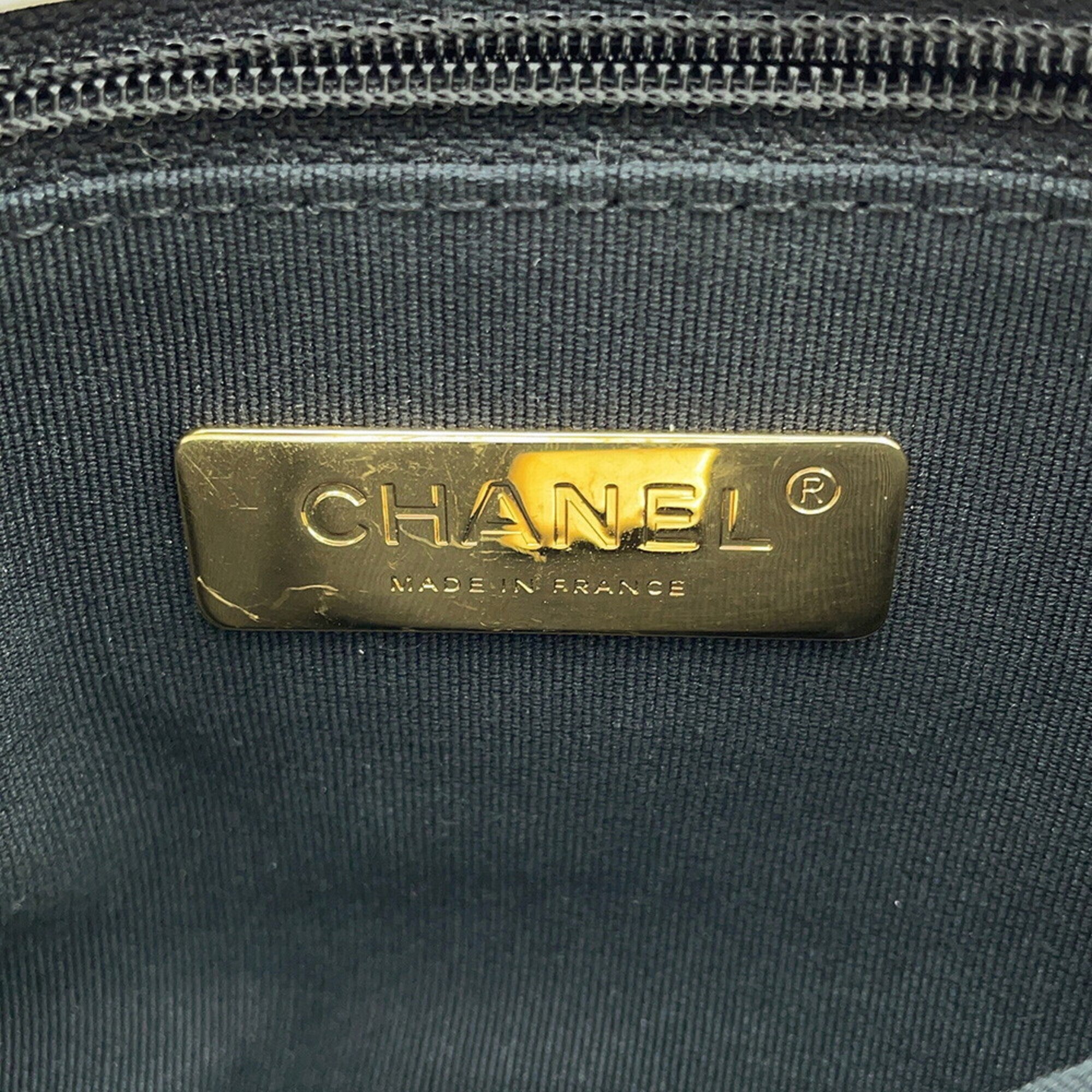 Chanel White Leather Shoulder Bag (Pre-Owned)
