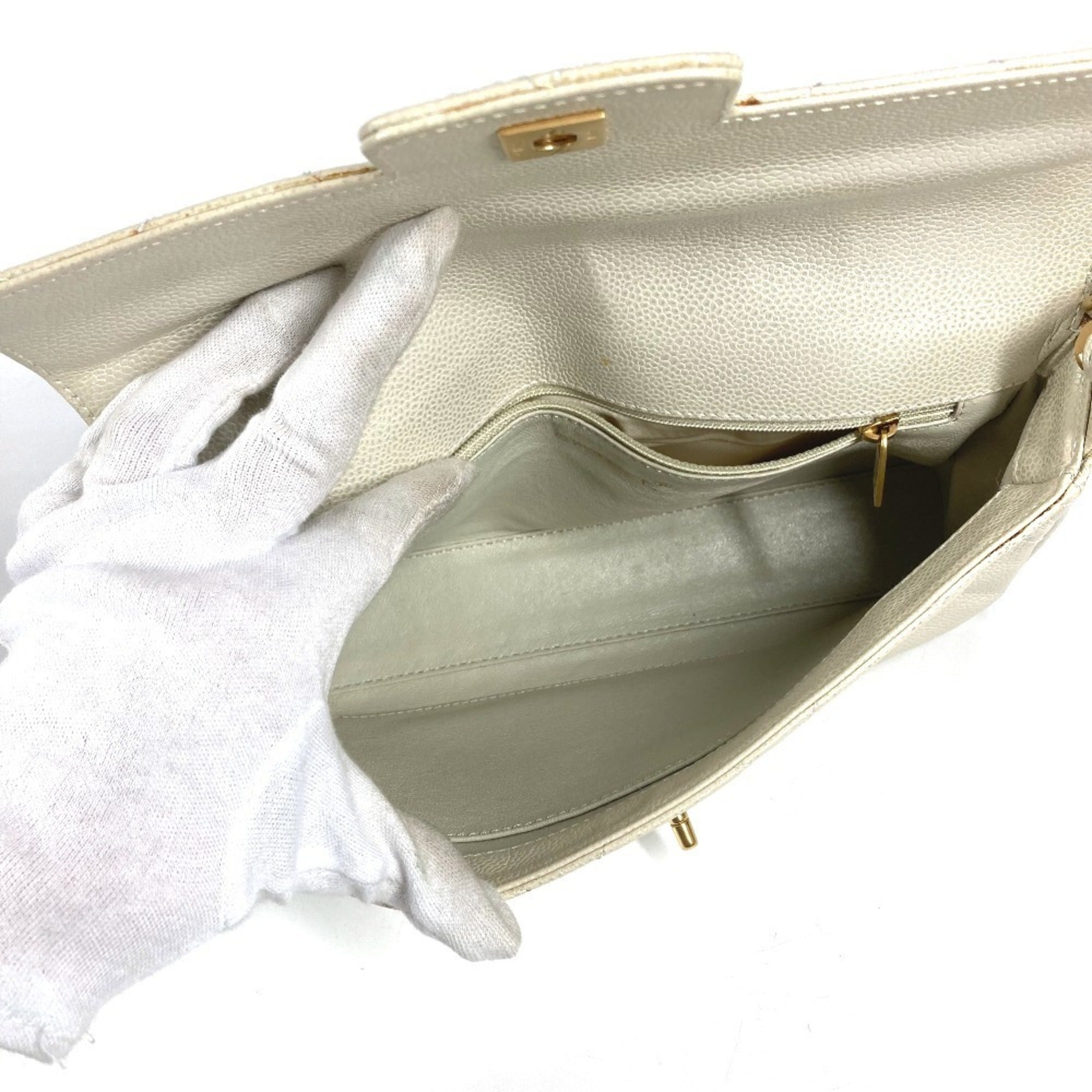 Chanel Matelasse White Grained Calfskin Shoulder Bag (Pre-Owned)