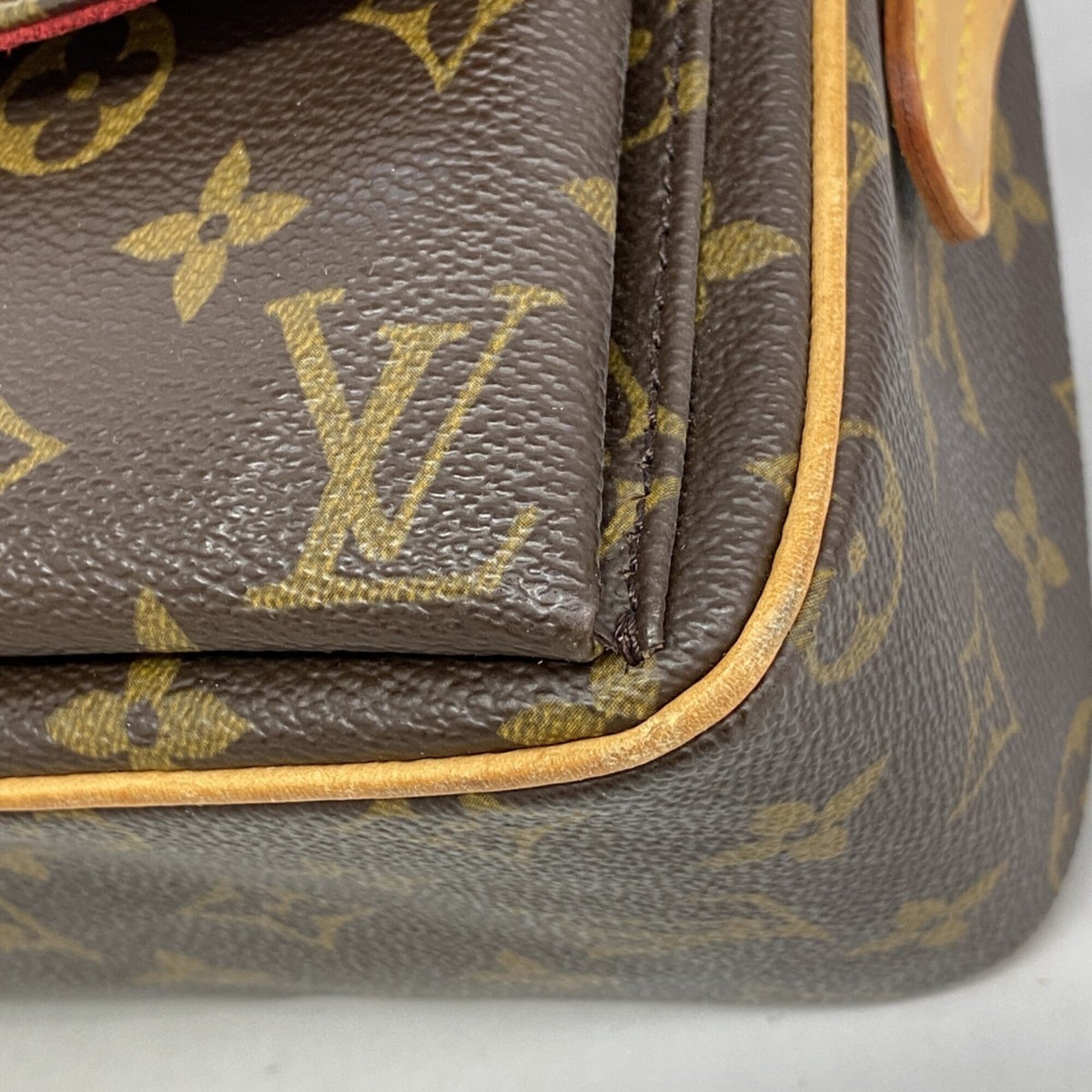 Louis Vuitton Brown Shoulder Bag (Pre-Owned)