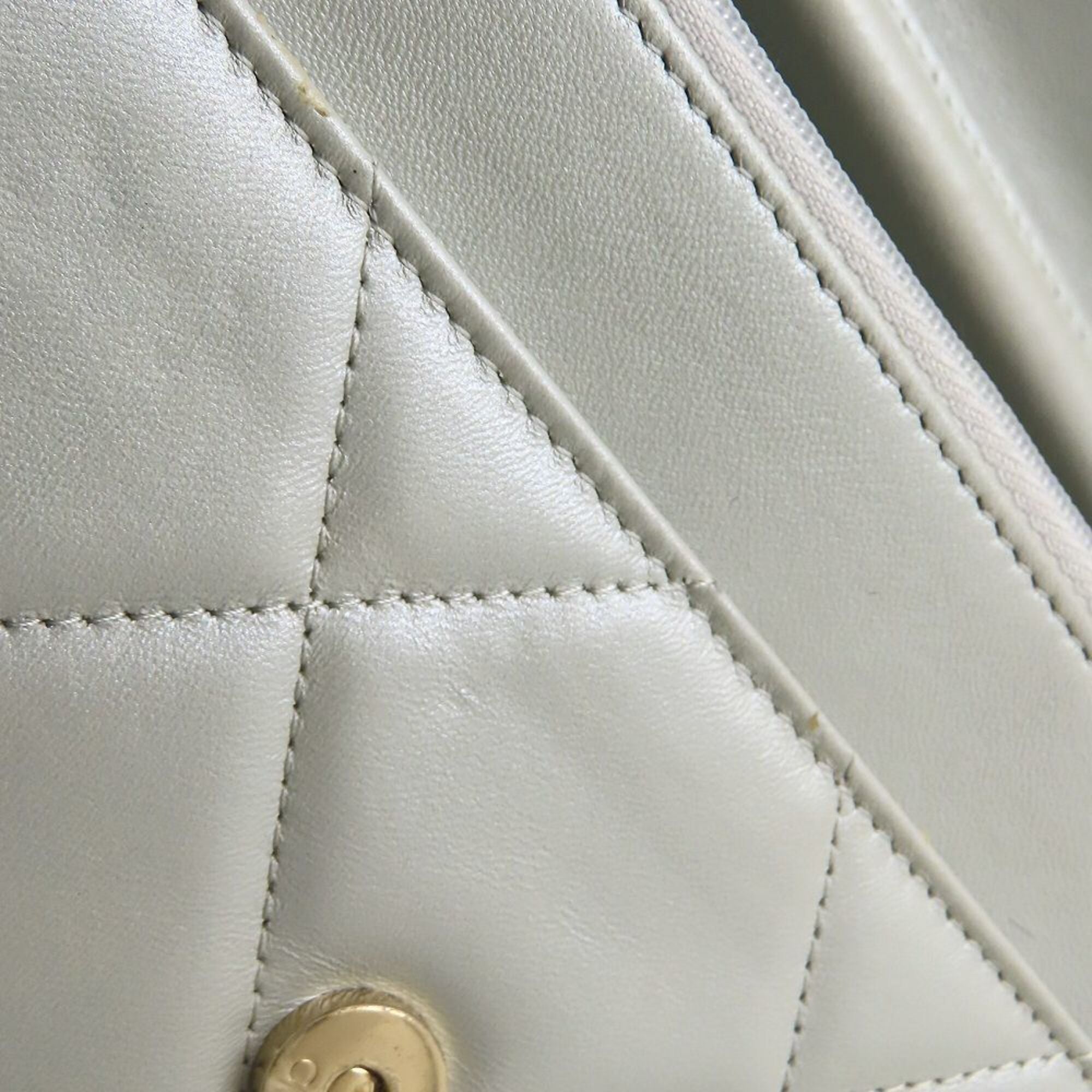 Chanel Light Gray Shoulder Bag (Pre-Owned)