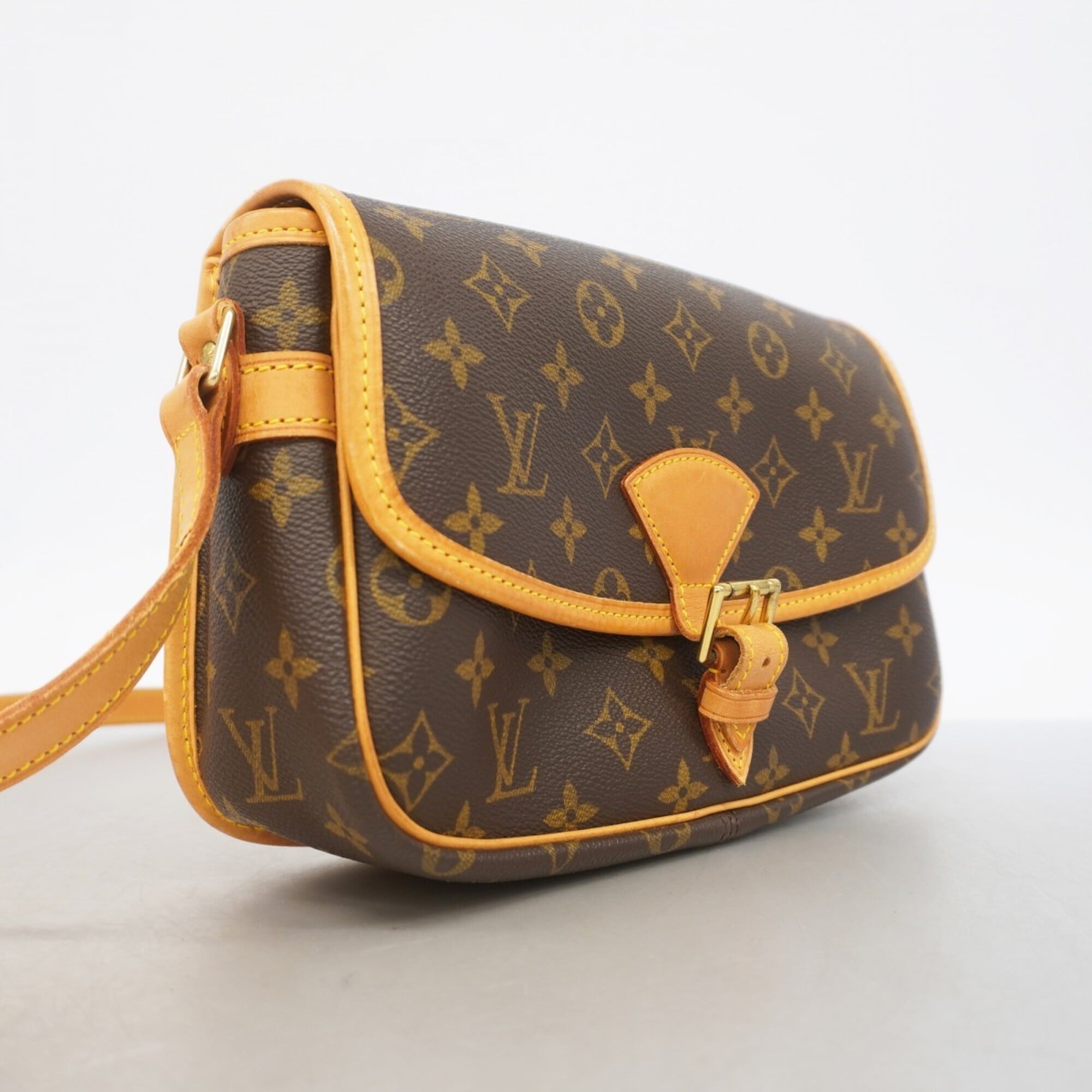 Louis Vuitton Brown Shoulder Bag (Pre-Owned)