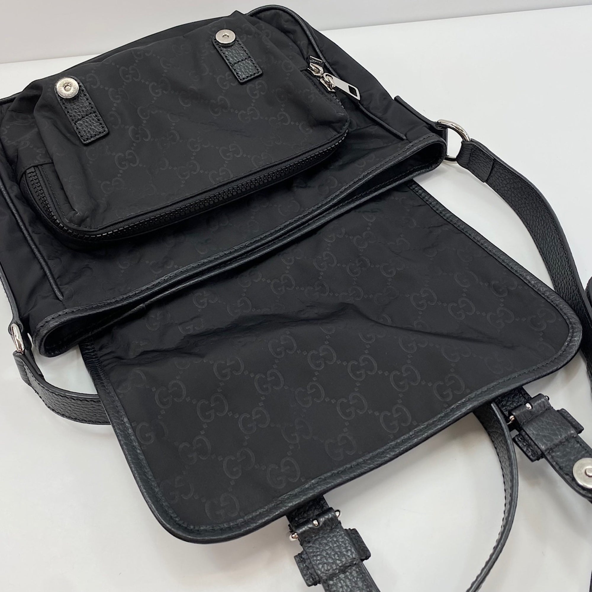 Gucci Black Shoulder Bag (Pre-Owned)