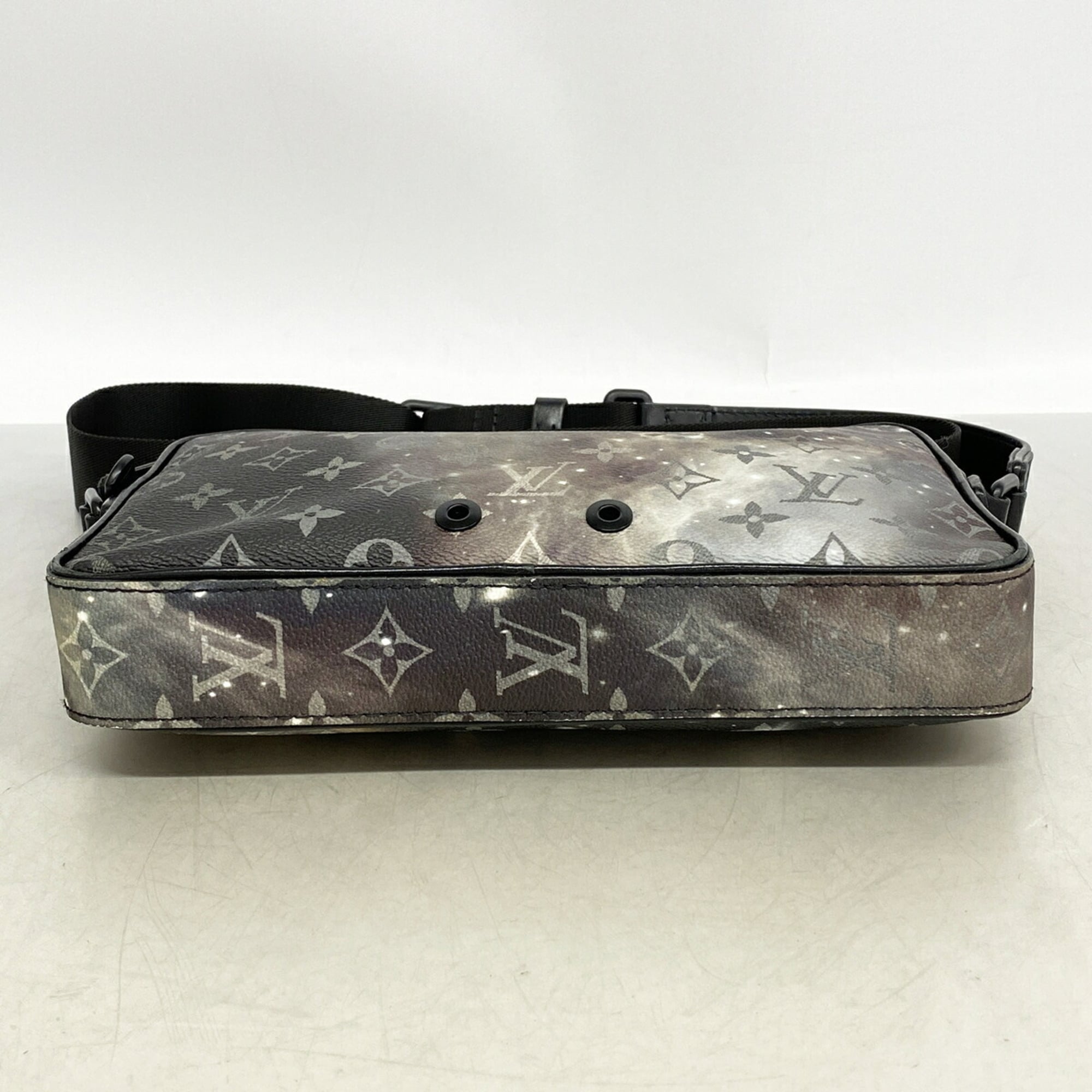 Louis Vuitton Black Shoulder Bag (Pre-Owned)