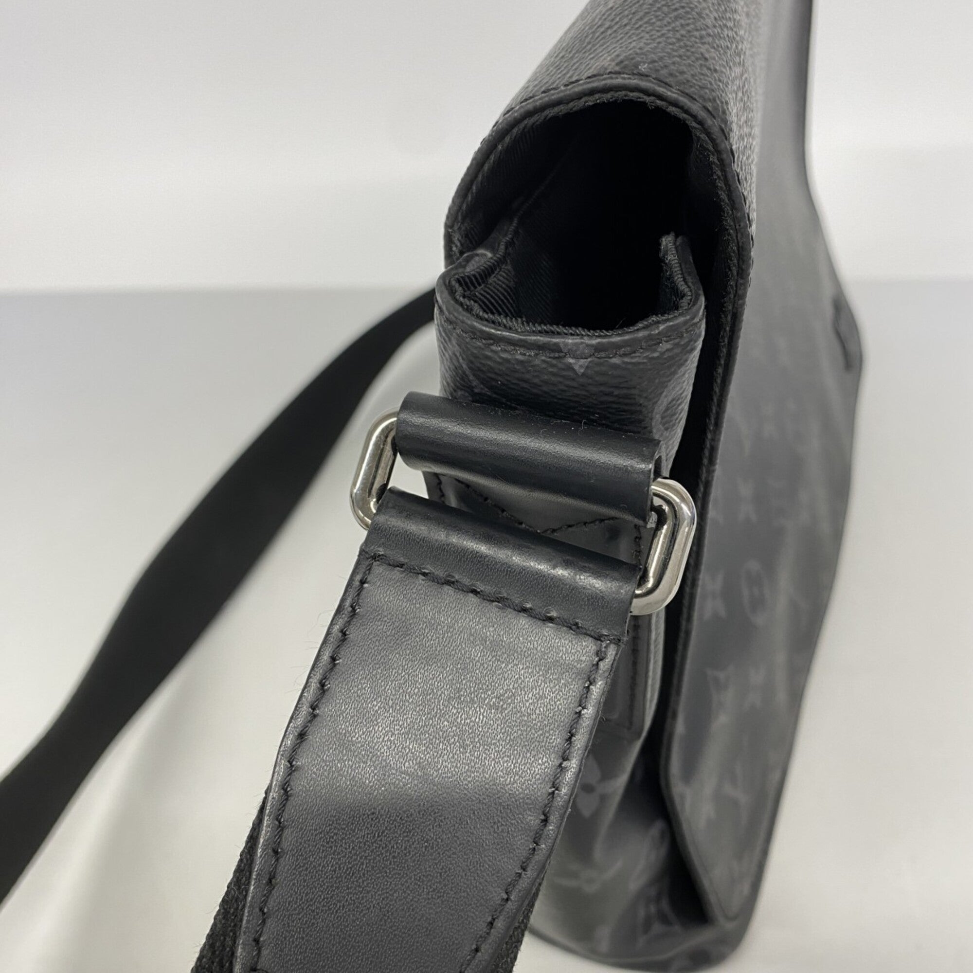 Louis Vuitton Black Shoulder Bag (Pre-Owned)