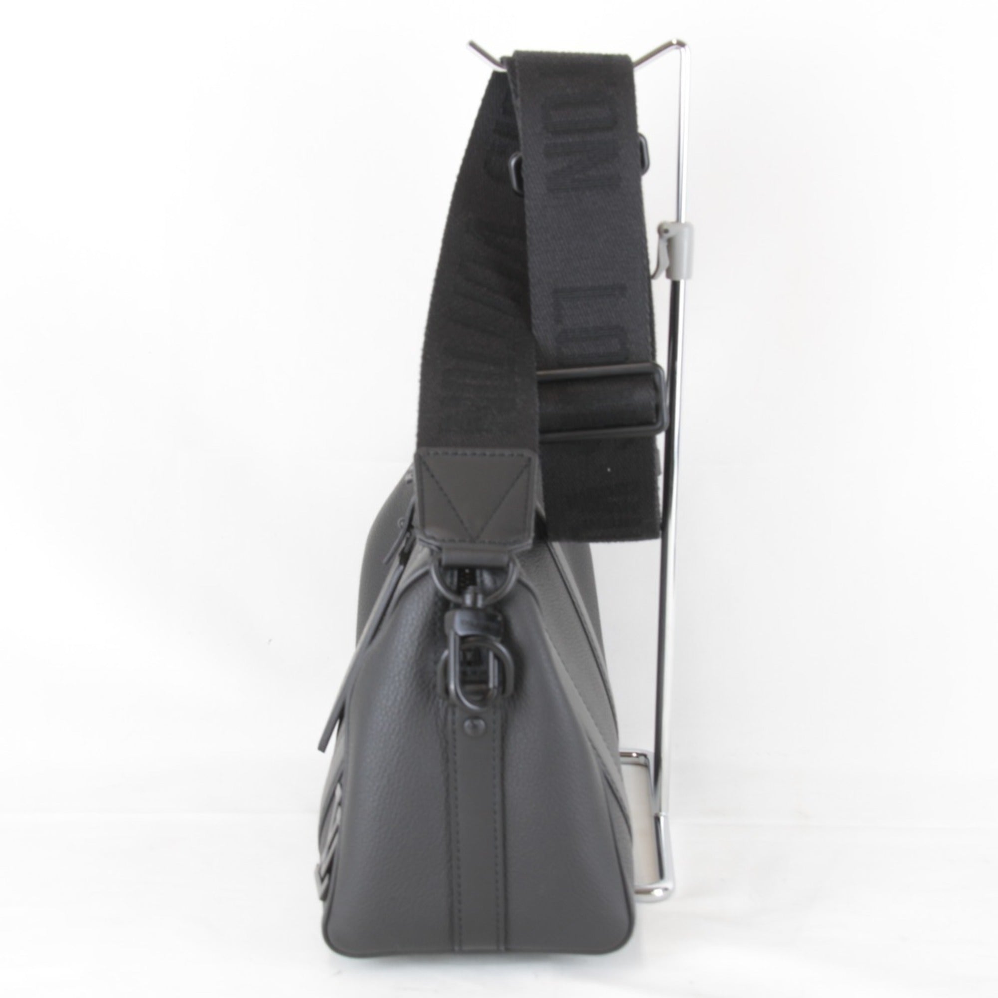 Louis Vuitton Black Leather Shoulder Bag (Pre-Owned)