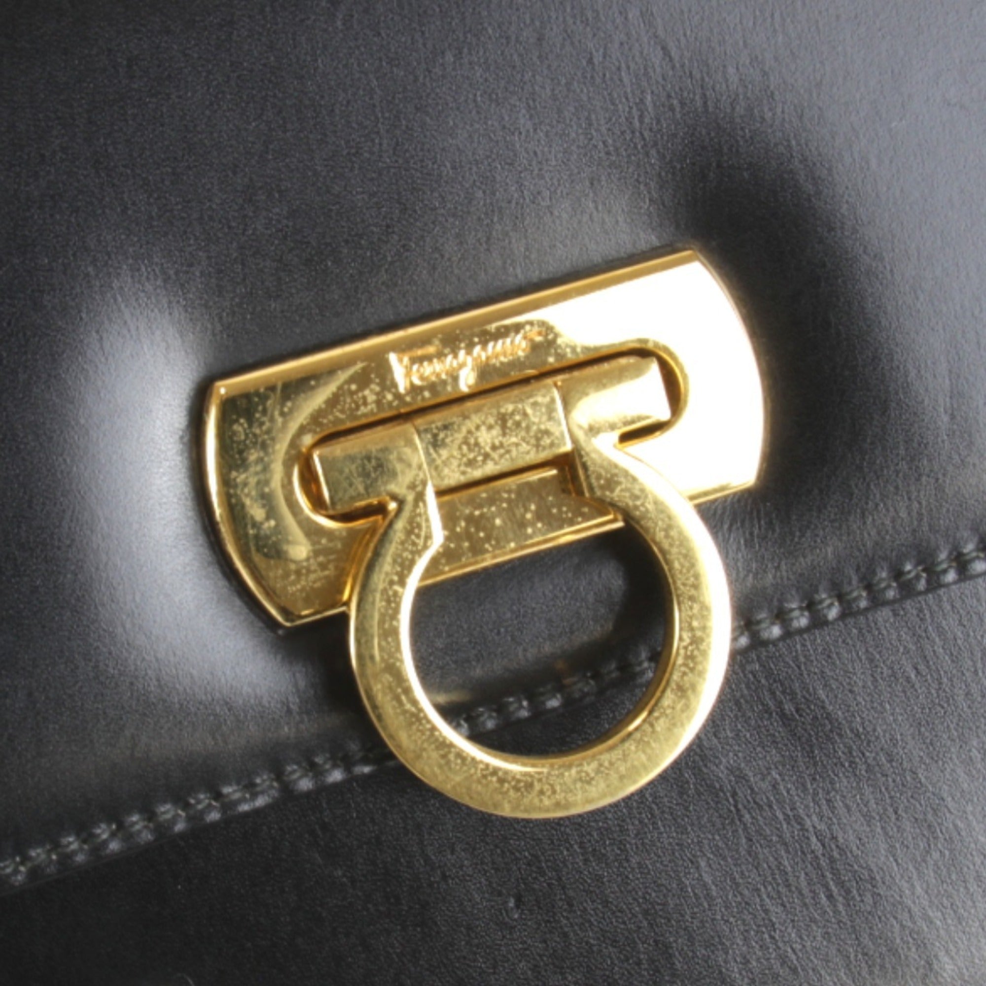 Salvatore Ferragamo Black Leather Shoulder Bag (Pre-Owned)