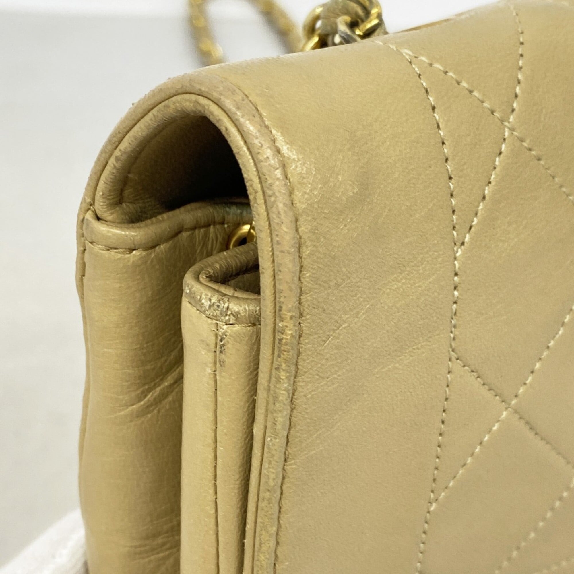Chanel Beige Leather Shoulder Bag (Pre-Owned)