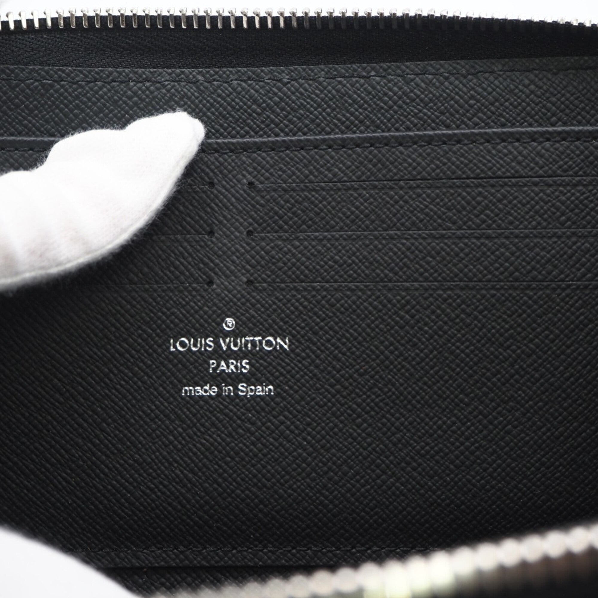 Louis Vuitton Taiga Black Noir Leather Long Wallet (Bi-Fold) (Pre-Owned)