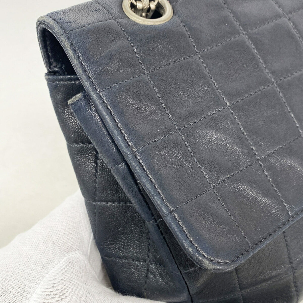 Chanel Black Leather Shoulder Bag (Pre-Owned)