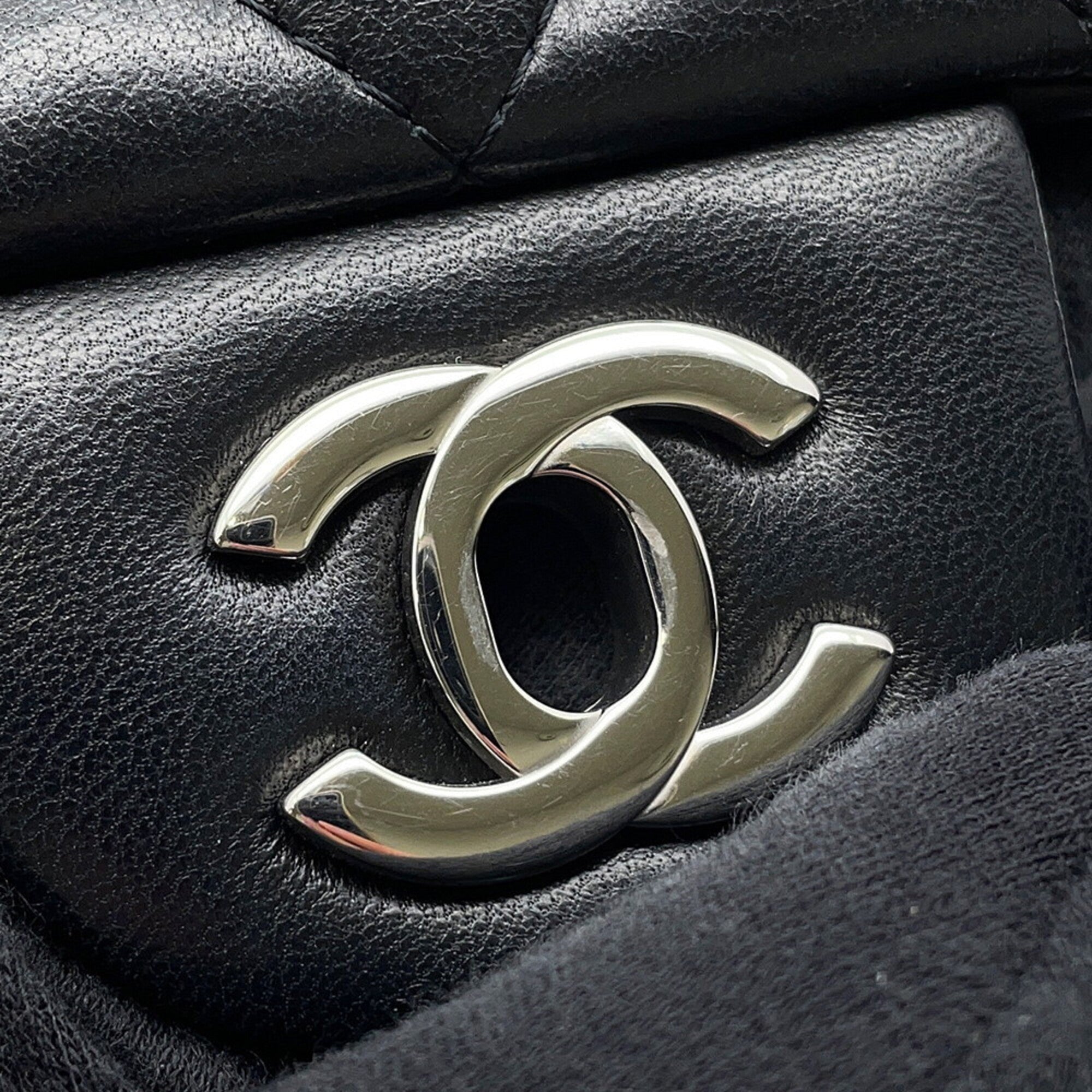 Chanel Black Leather Handbag Shoulder Bag (Pre-Owned)