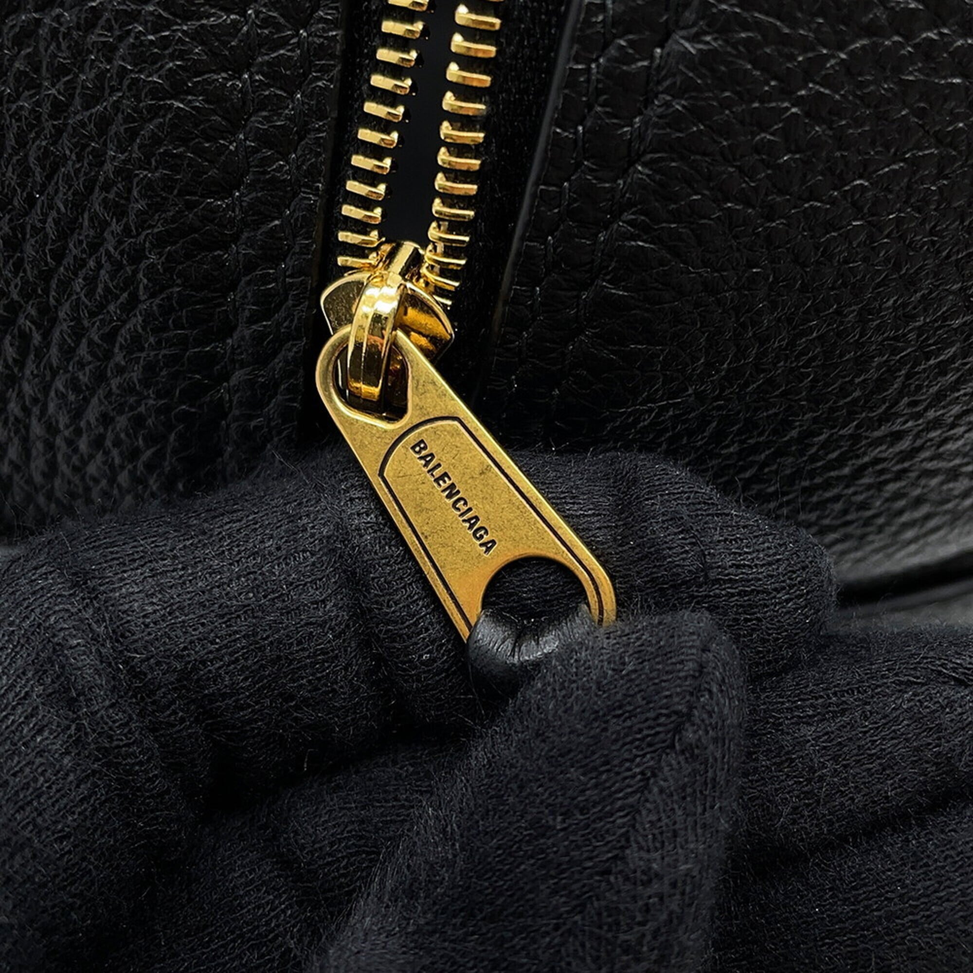 Balenciaga Black Leather Shoulder Bag (Pre-Owned)