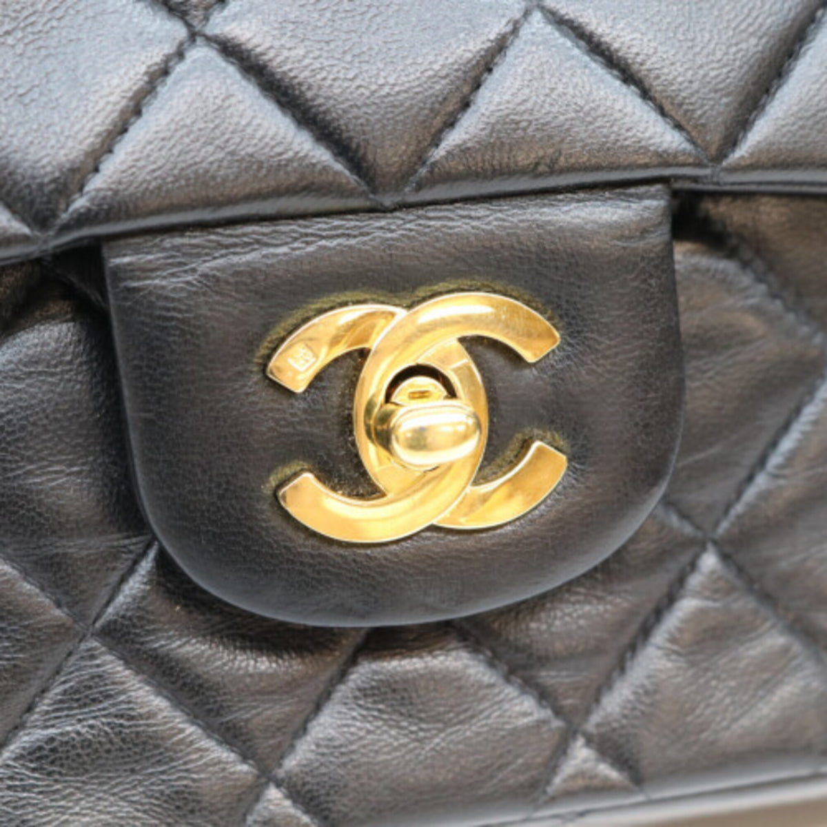 Chanel Black Leather Shoulder Bag (Pre-Owned)