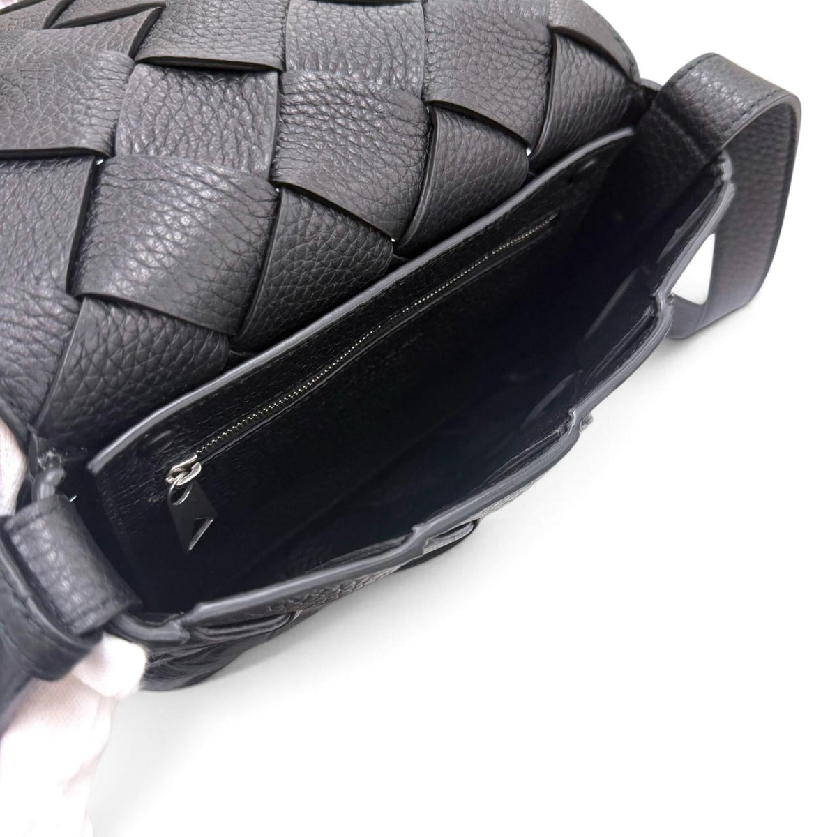 Bottega Veneta Black Leather Shoulder Bag (Pre-Owned)