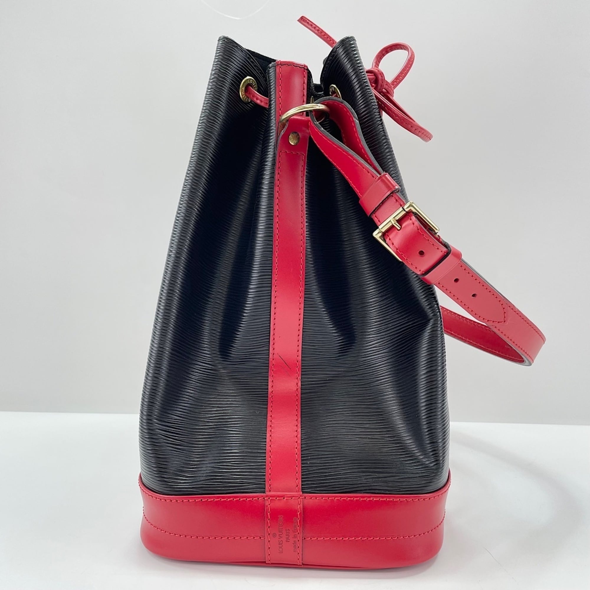 Louis Vuitton Black Shoulder Bag (Pre-Owned)