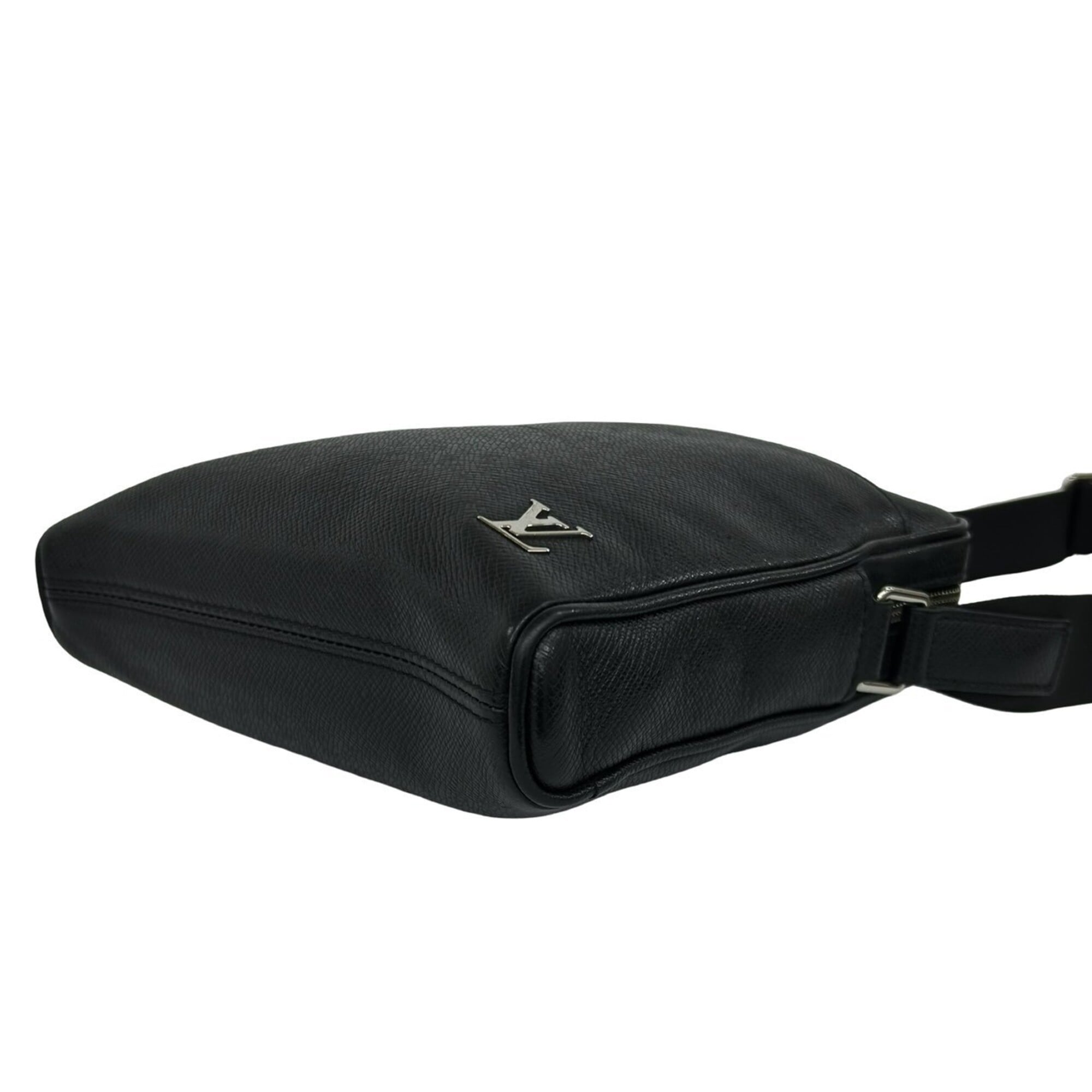 Louis Vuitton Black Leather Pochette Shoulder Bag (Pre-Owned)