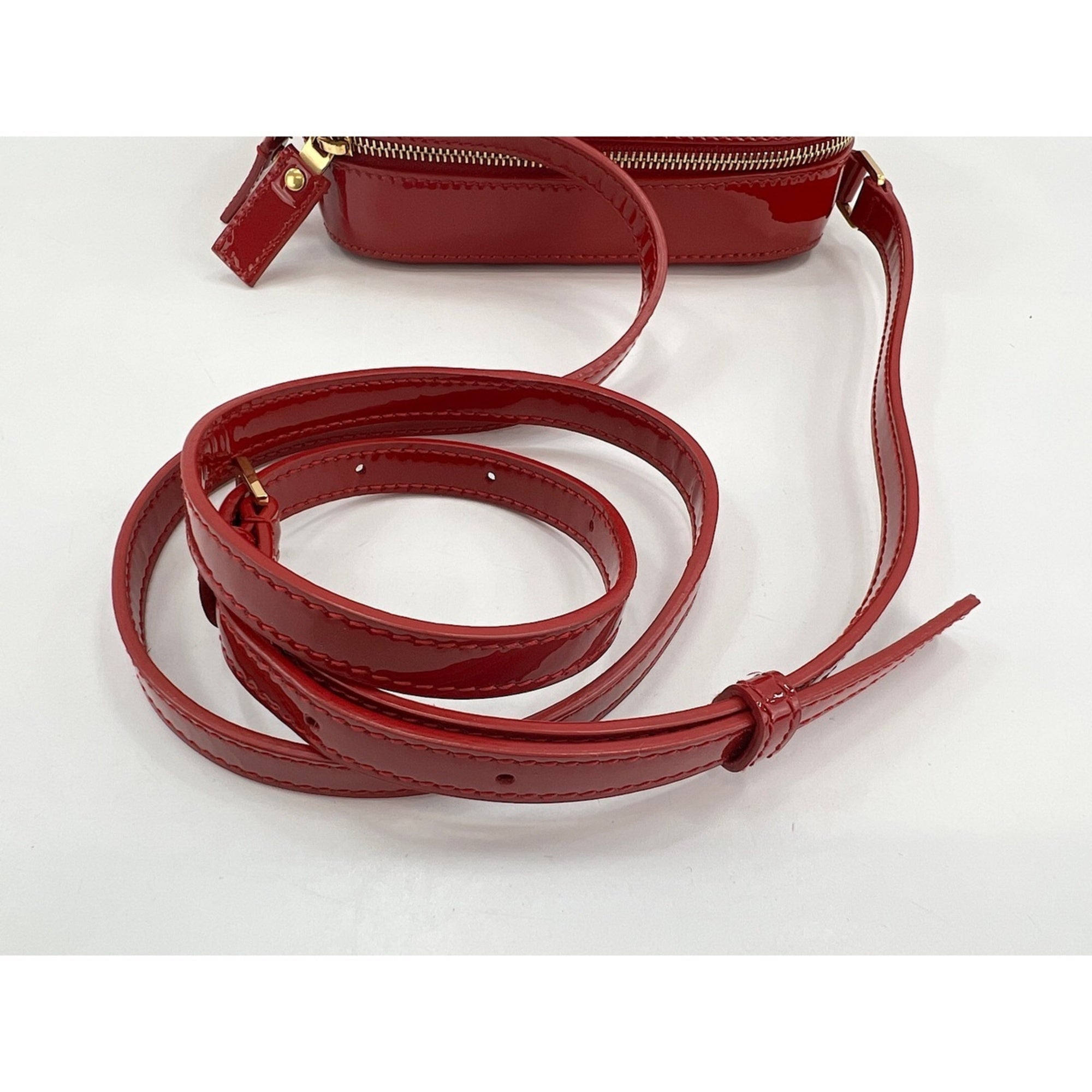 Yves Saint Laurent Red Color Shoulder Bag (Pre-Owned)