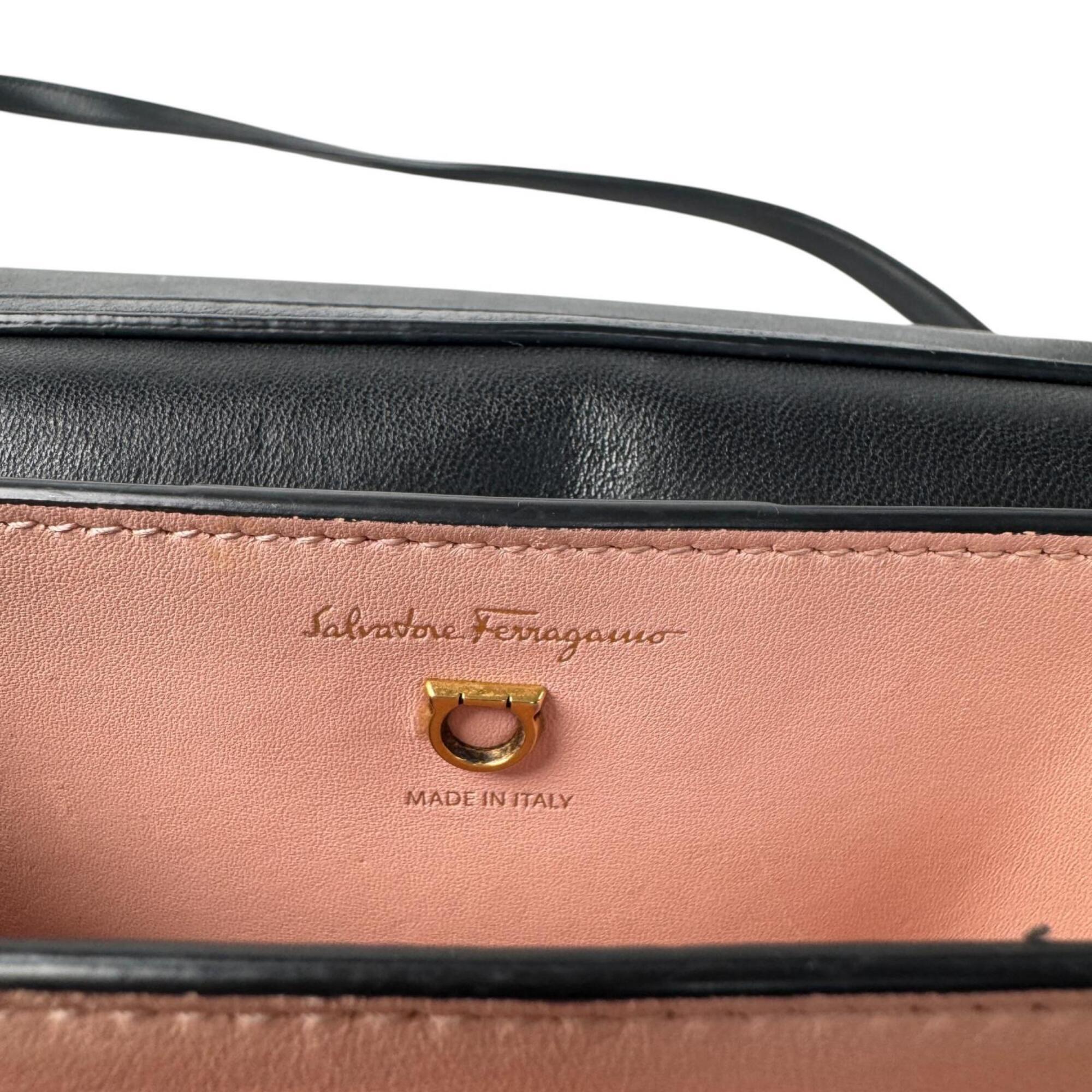 Salvatore Ferragamo Black Leather Shoulder Bag (Pre-Owned)
