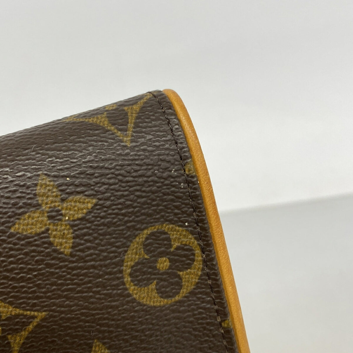 Louis Vuitton Brown Shoulder Bag (Pre-Owned)