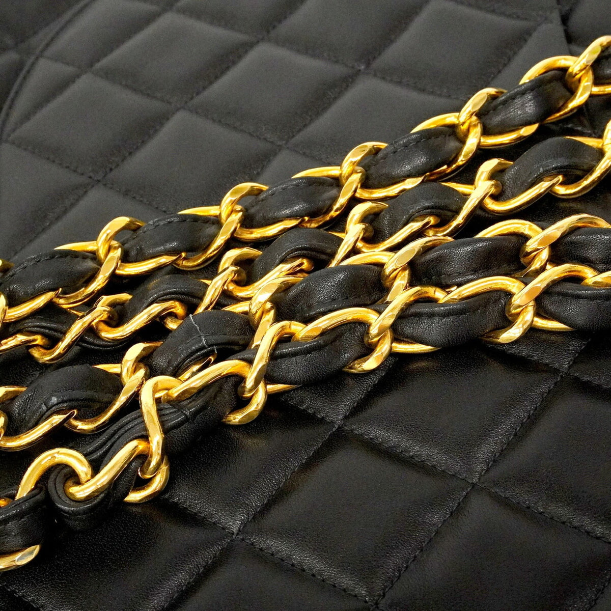 Chanel Black Leather Shoulder Bag (Pre-Owned)