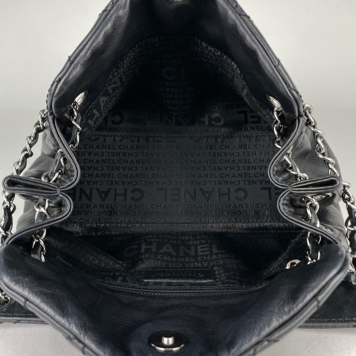 Chanel Matelasse Black Leather Shoulder Bag (Pre-Owned)