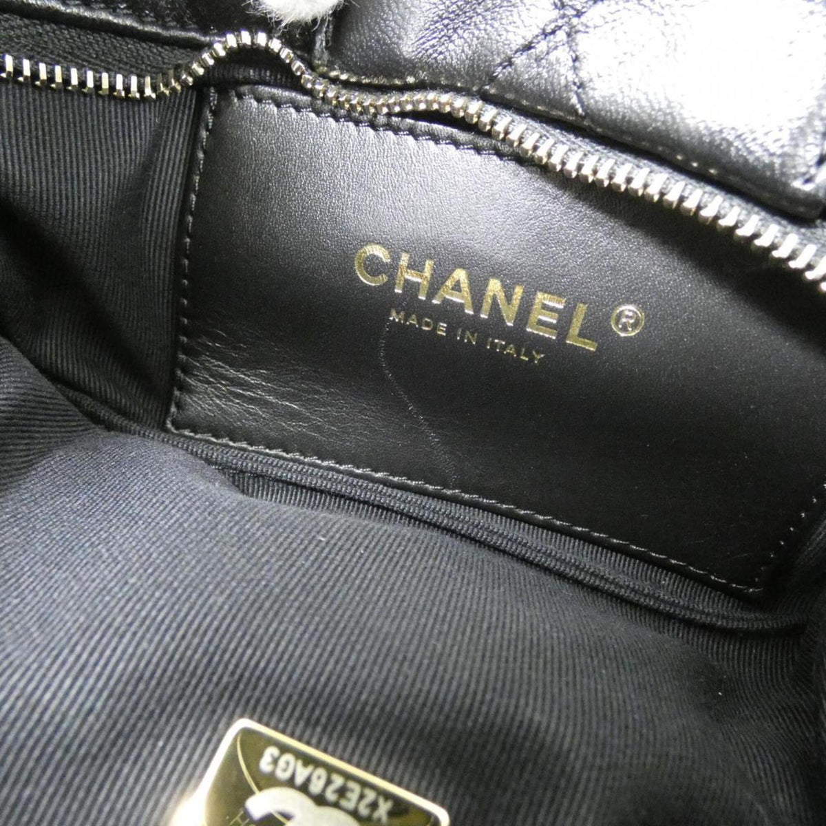 Chanel Black Leather Handbag (Pre-Owned)