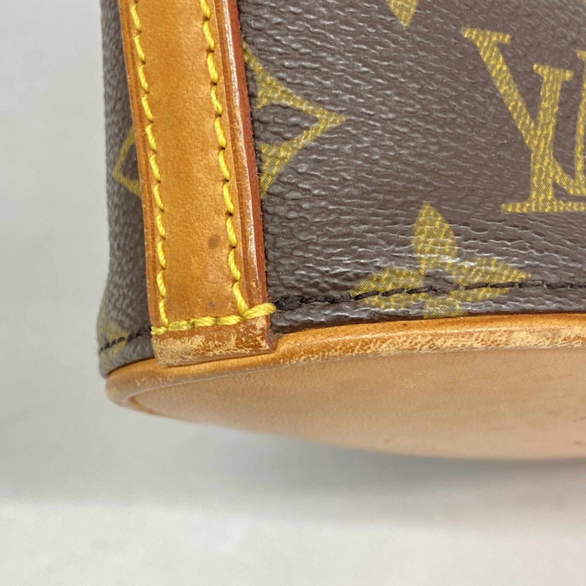 Louis Vuitton Brown Shoulder Bag (Pre-Owned)