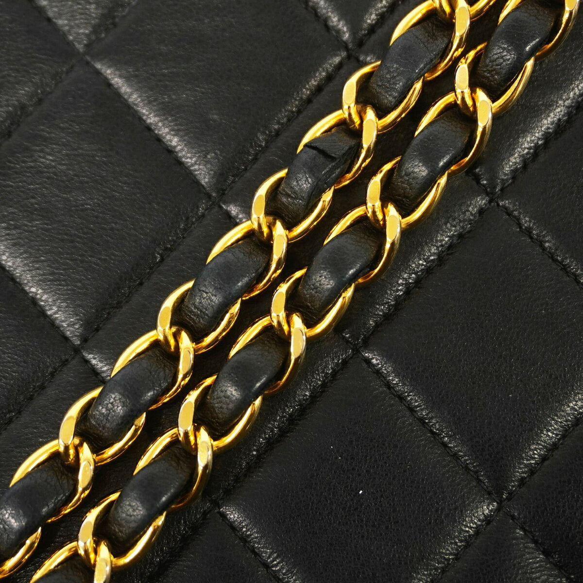 Chanel Black Leather Shoulder Bag (Pre-Owned)
