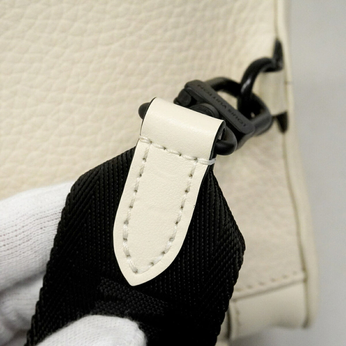 Louis Vuitton Blanc Sling Bag (Pre-Owned)